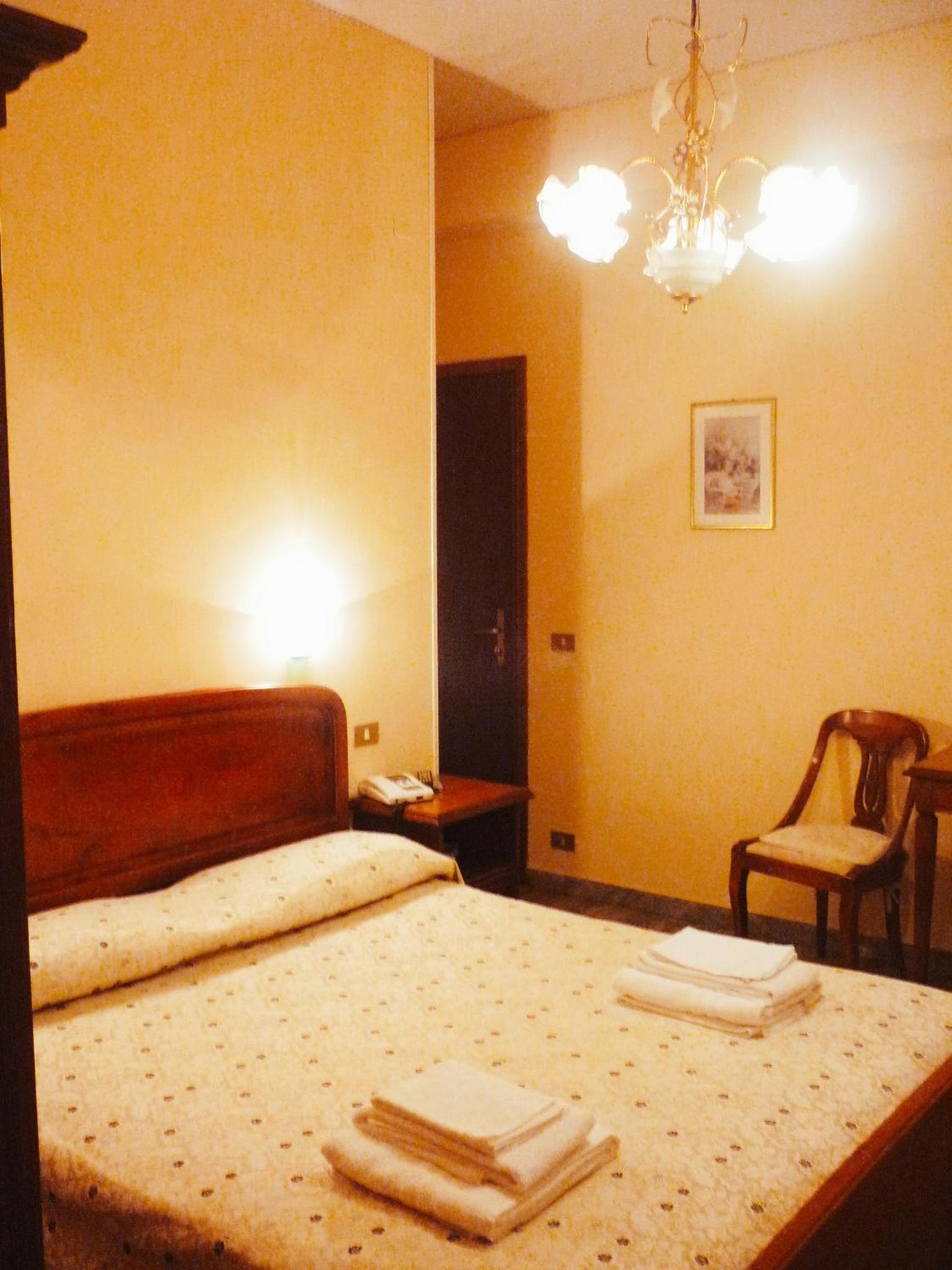 Double or Twin Room with Private Bathroom - Photo 9