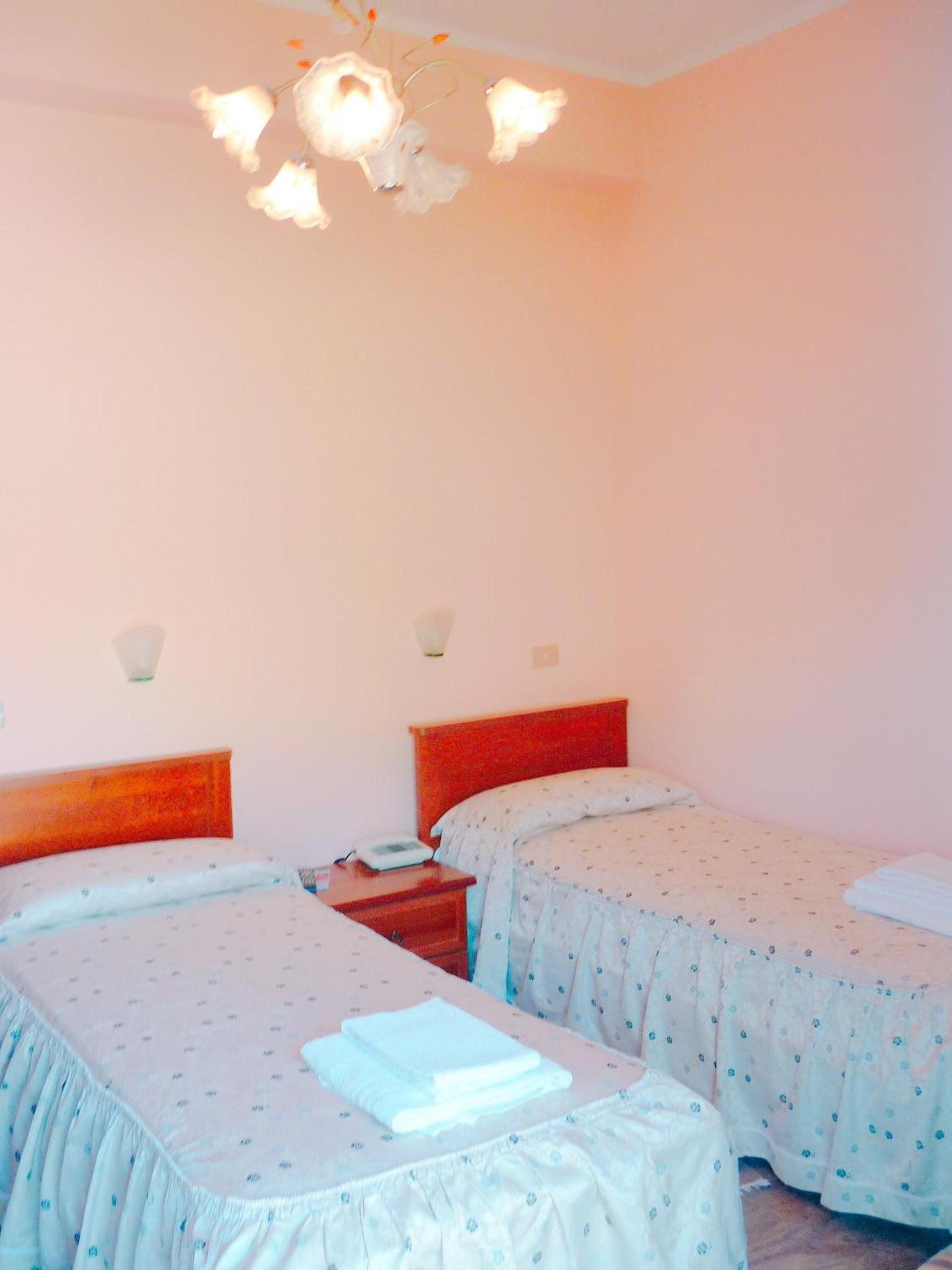 Double or Twin Room with Private Bathroom - Photo 10