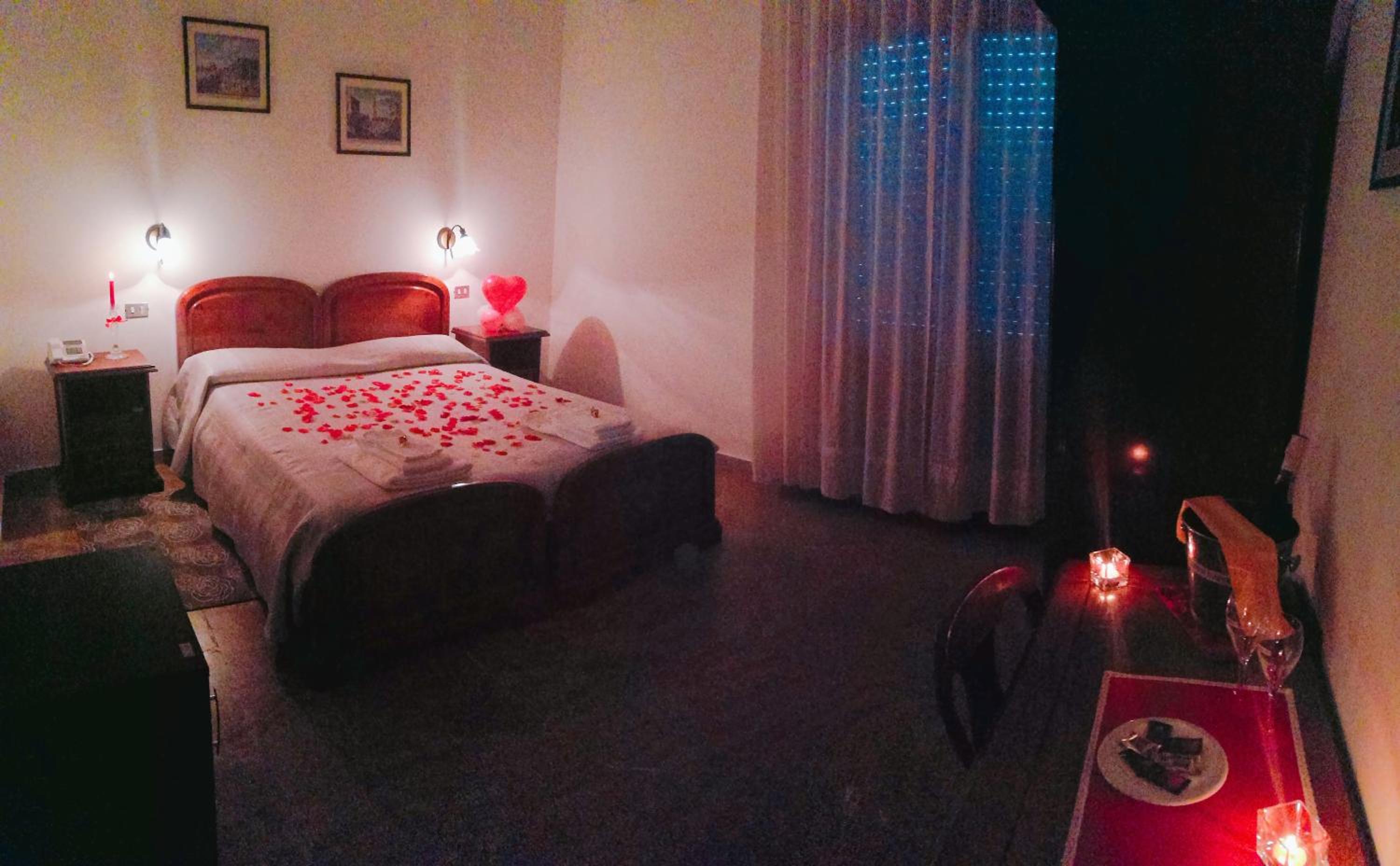 Double or Twin Room with Private Bathroom - Photo 11