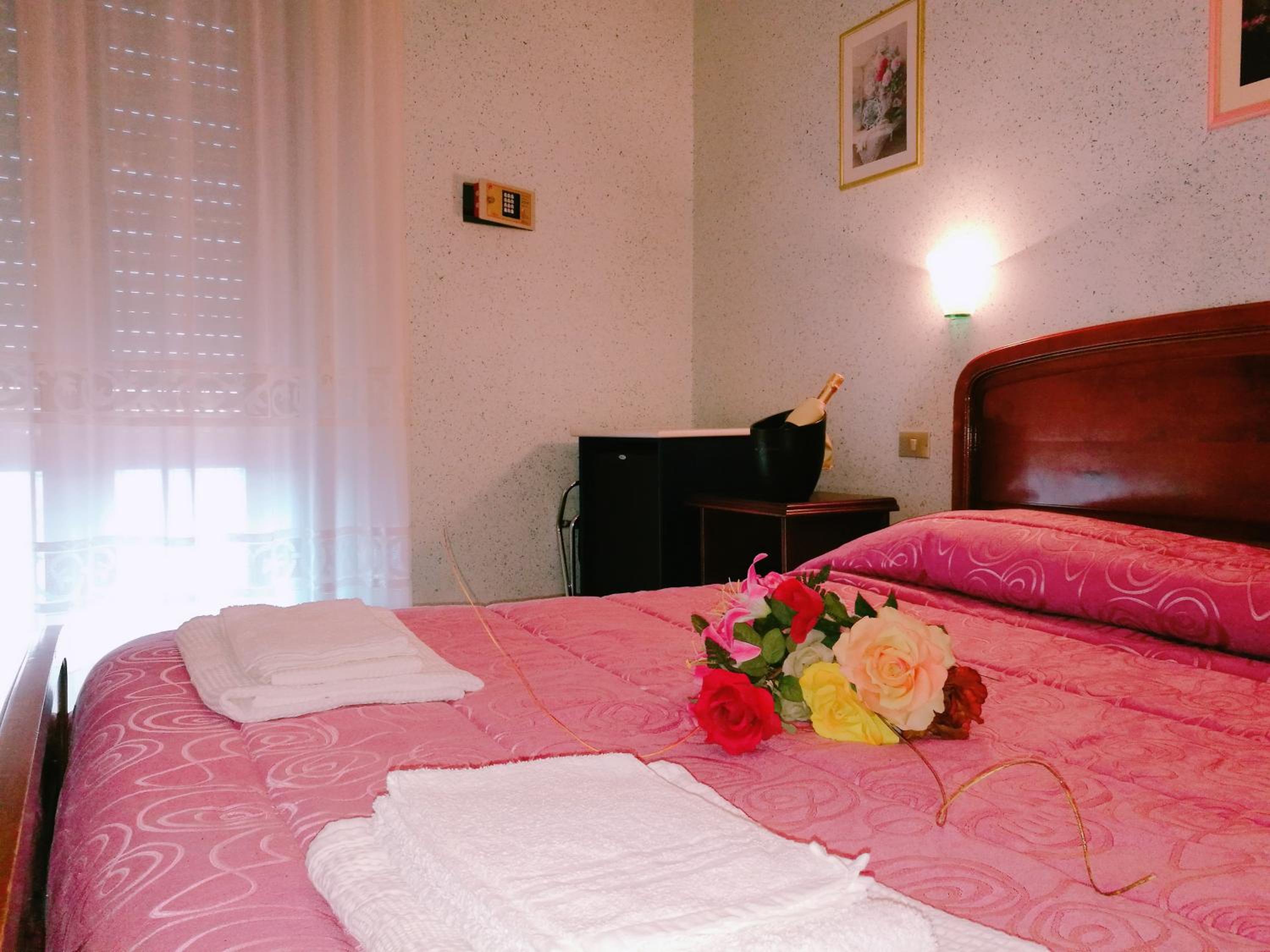 Double or Twin Room with Private Bathroom - Photo 12