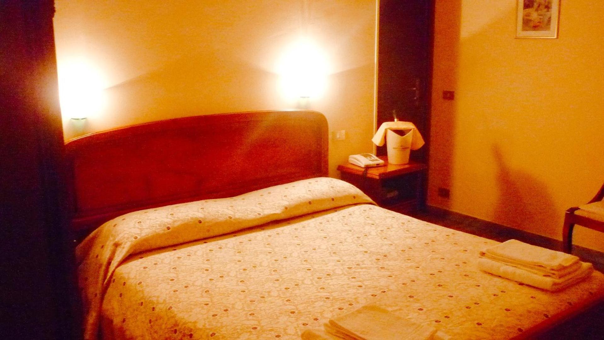 Double or Twin Room with Private Bathroom - Photo 13
