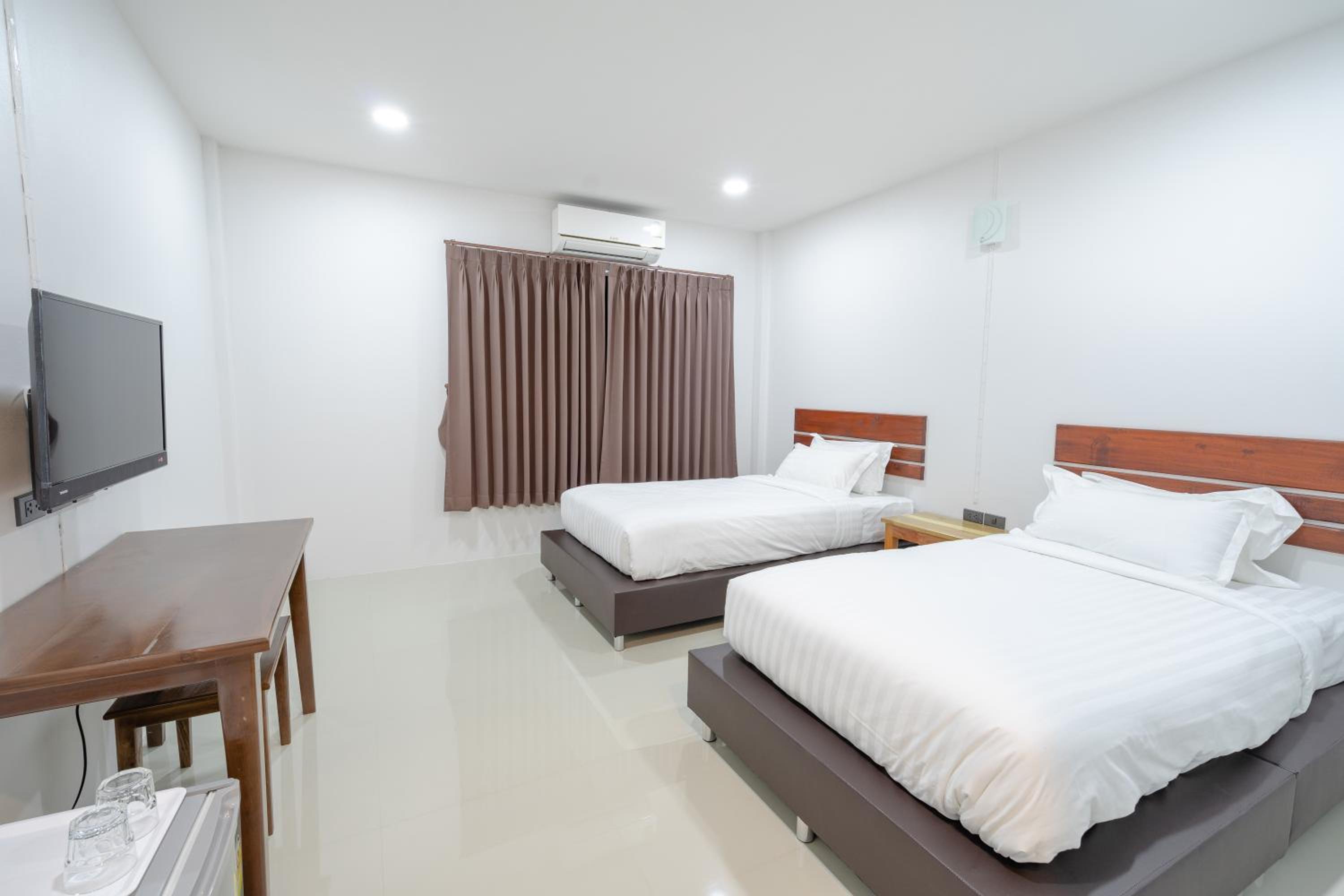 Standard Twin Room - Photo 1