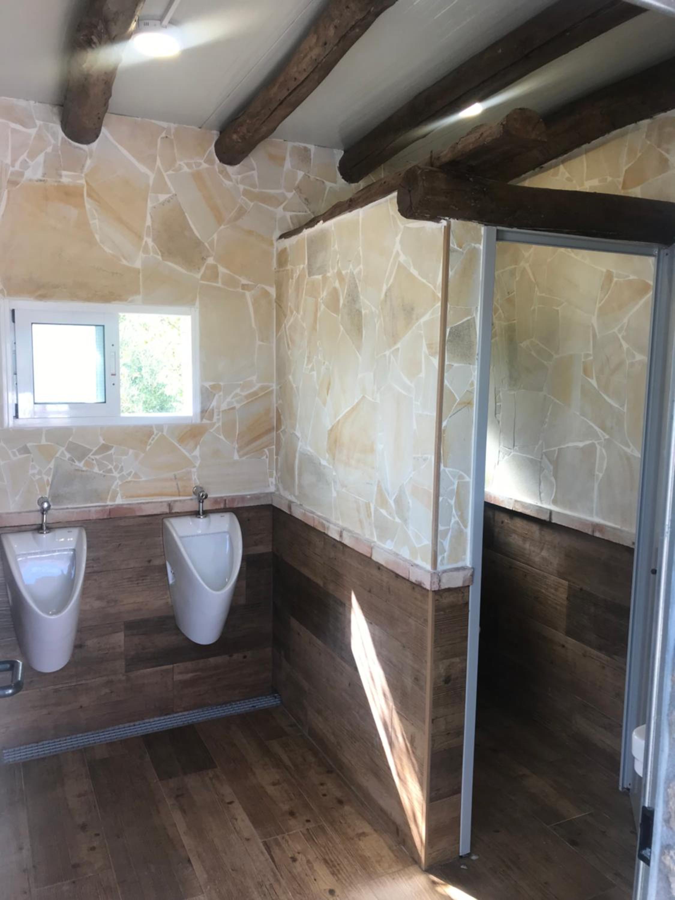 Seven-Bedroom House - Photo 42