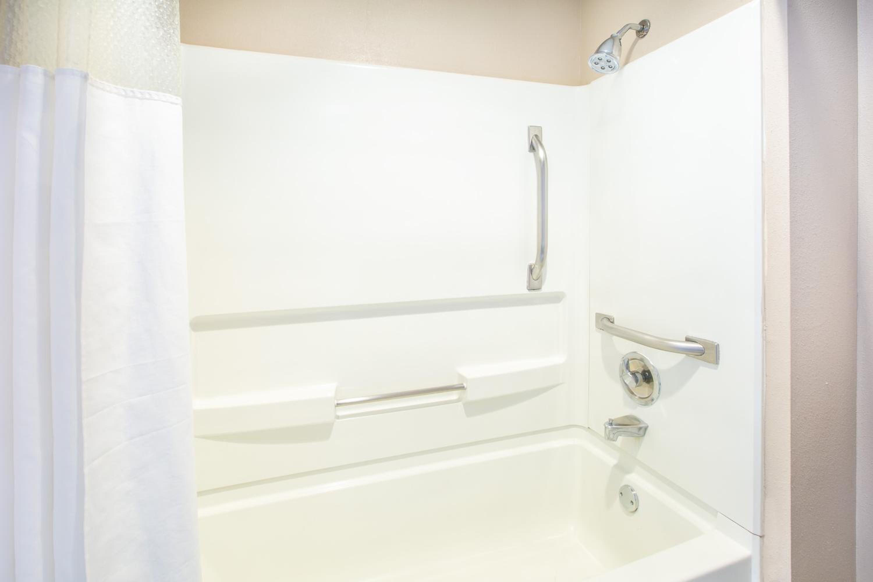 King Room with Bath Tub - Mobility Accessible/Non-Smoking - Photo 7