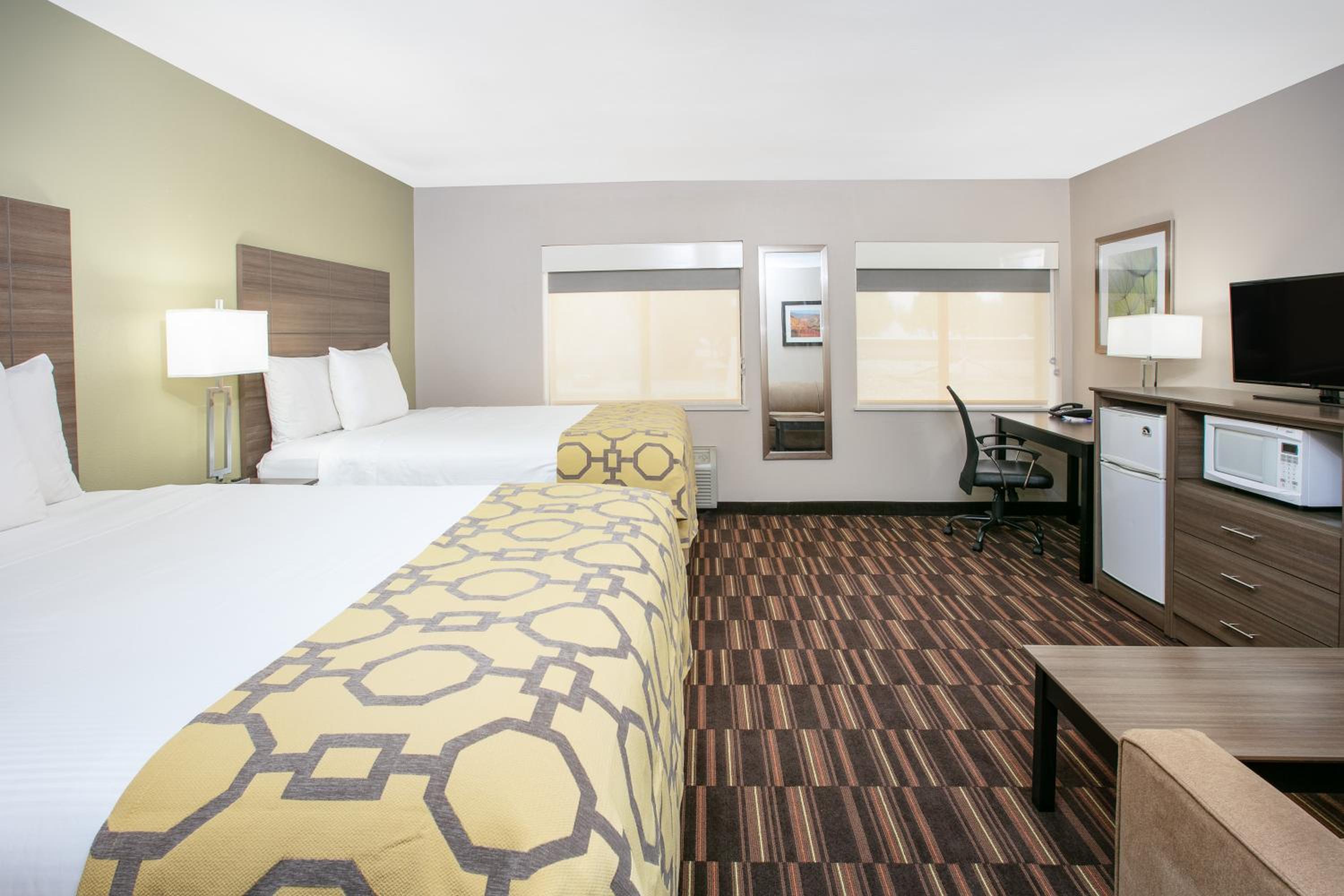 Queen Room with Two Queen Beds - Non-Smoking - Photo 4