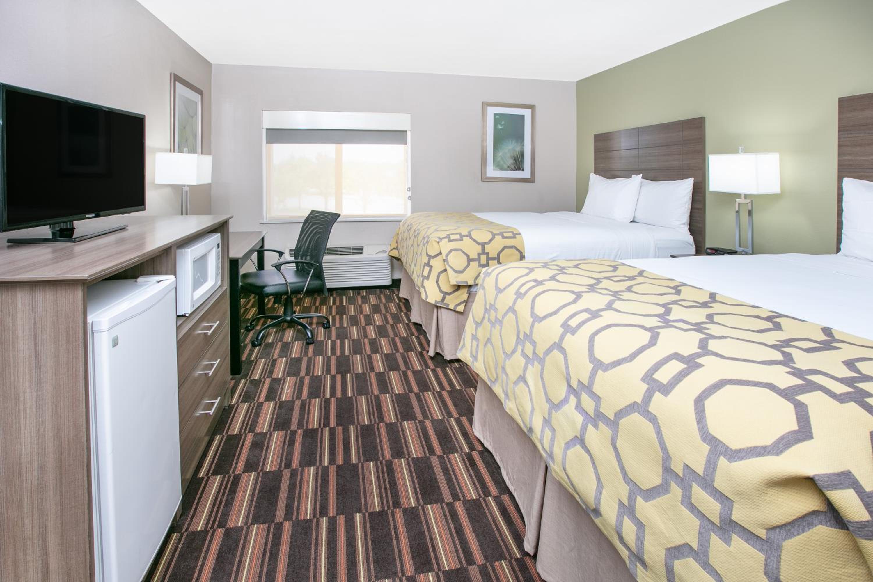 Queen Room with Two Queen Beds - Non-Smoking - Photo 3