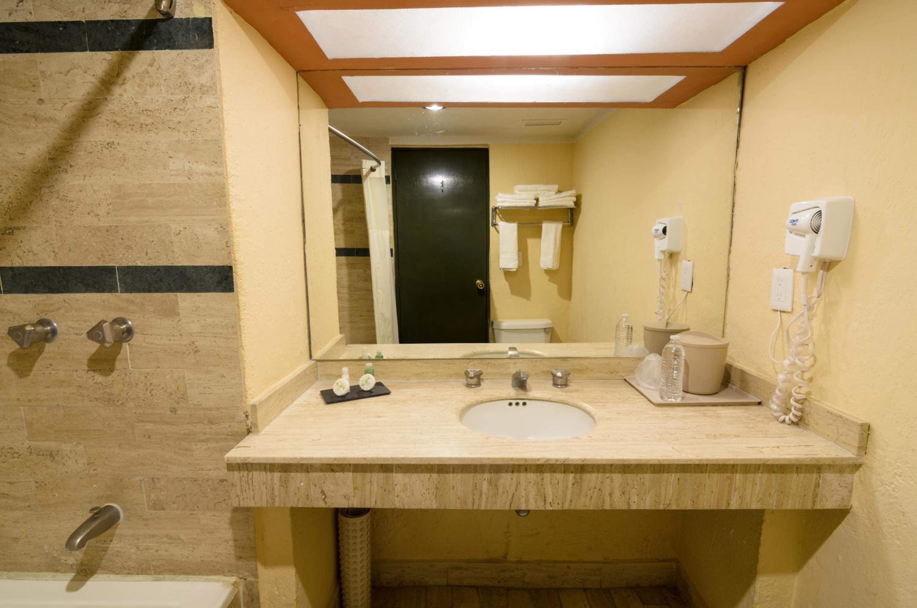Double Room with Two Double Beds - Photo 17