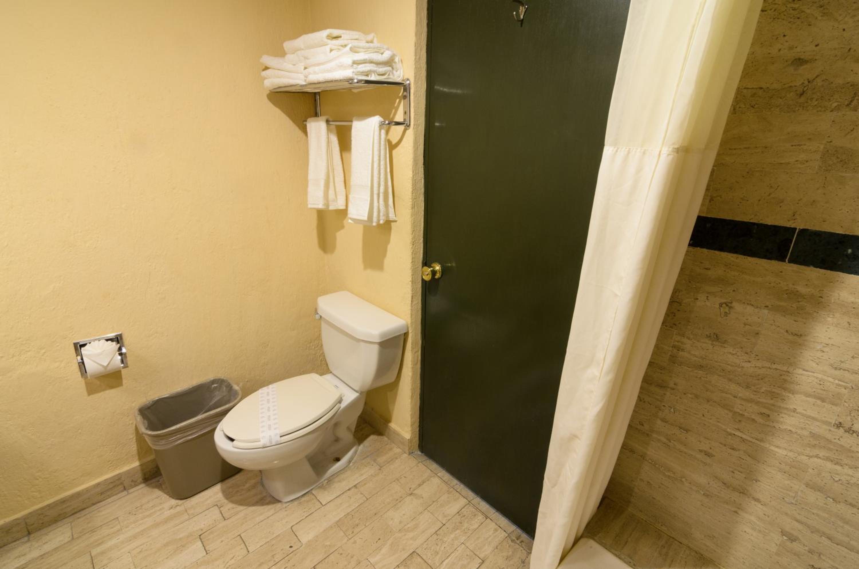 Double Room with Two Double Beds - Photo 16
