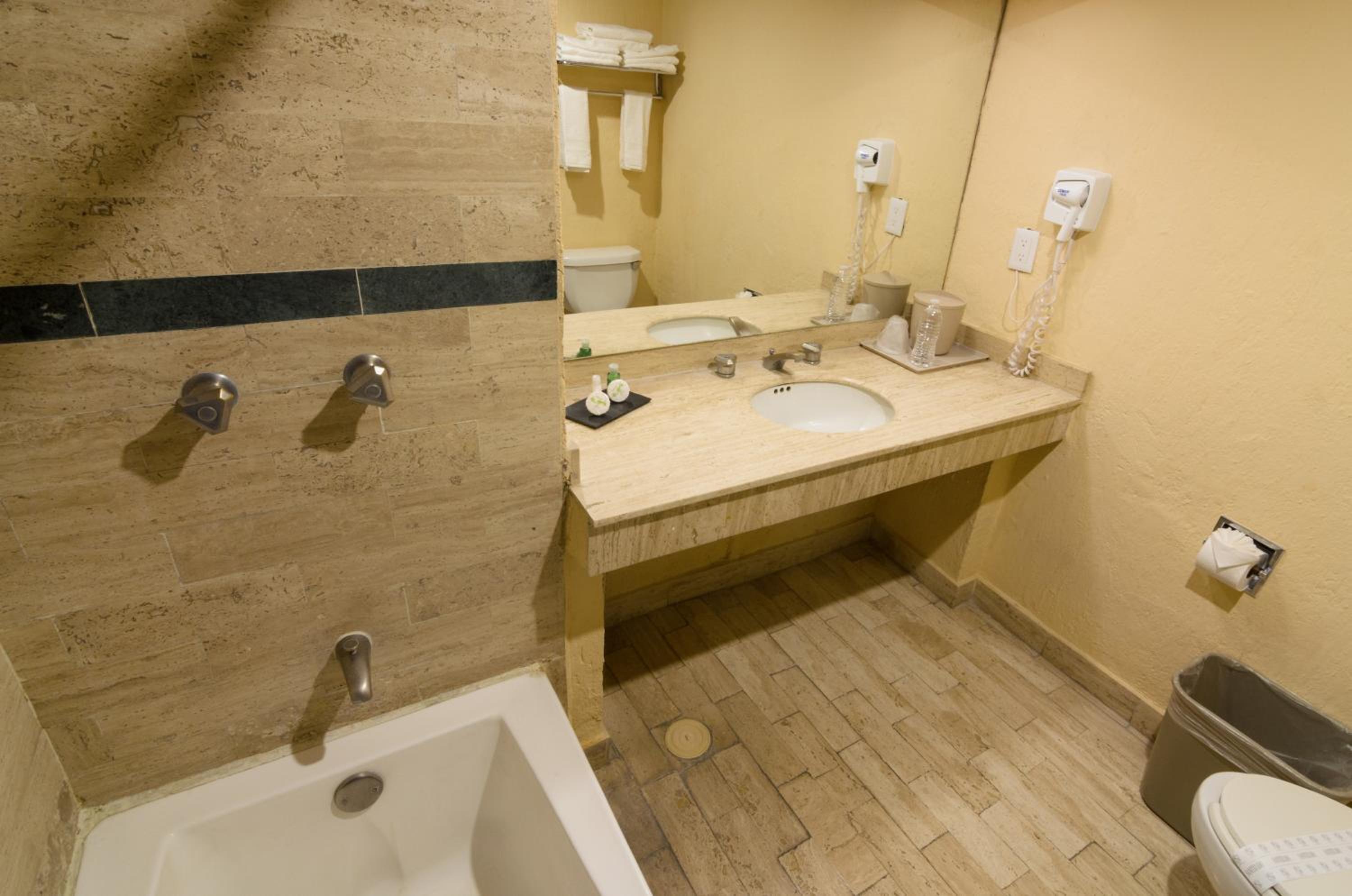 Double Room with Two Double Beds - Photo 18