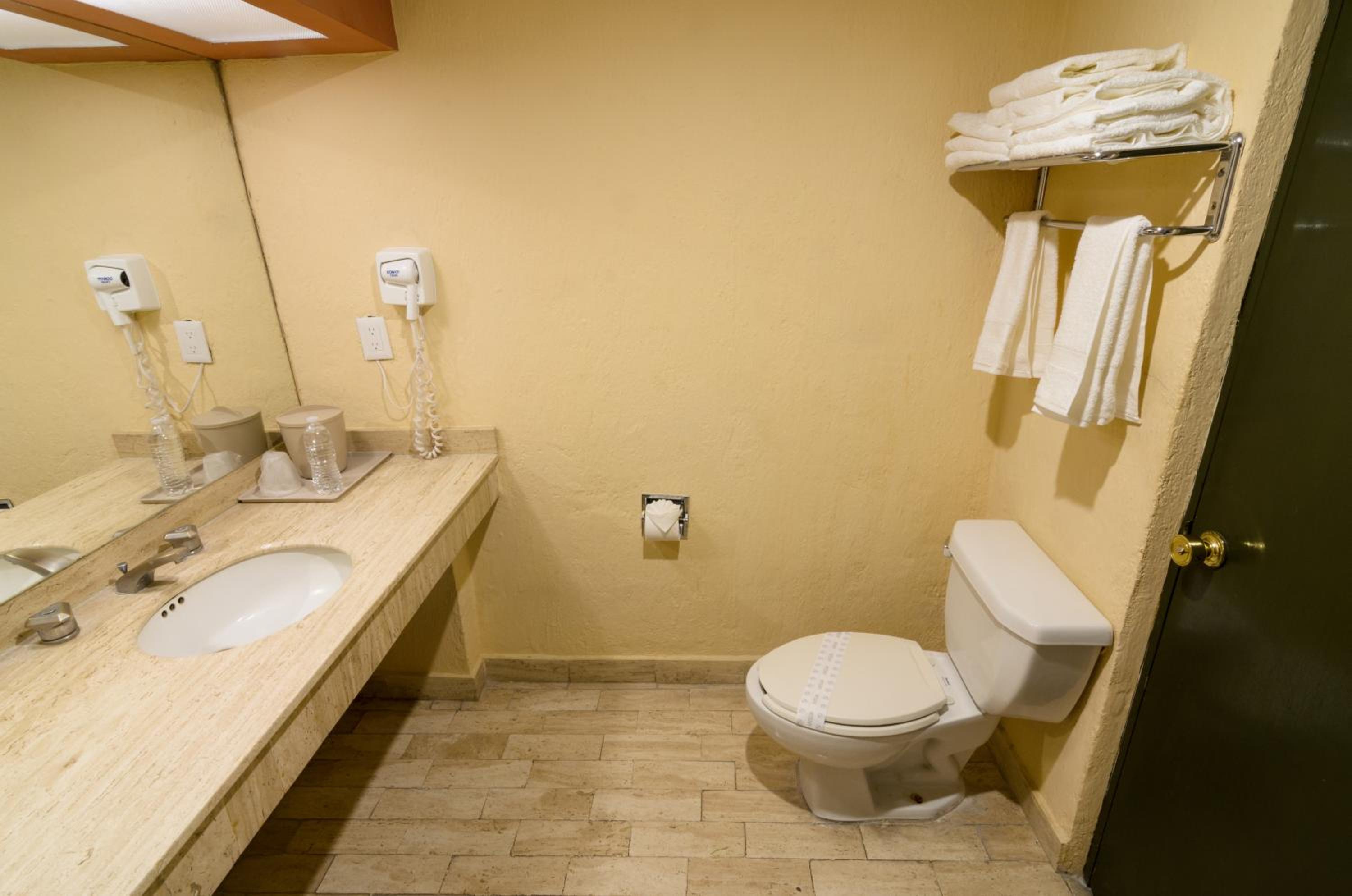 Double Room with Two Double Beds - Photo 2