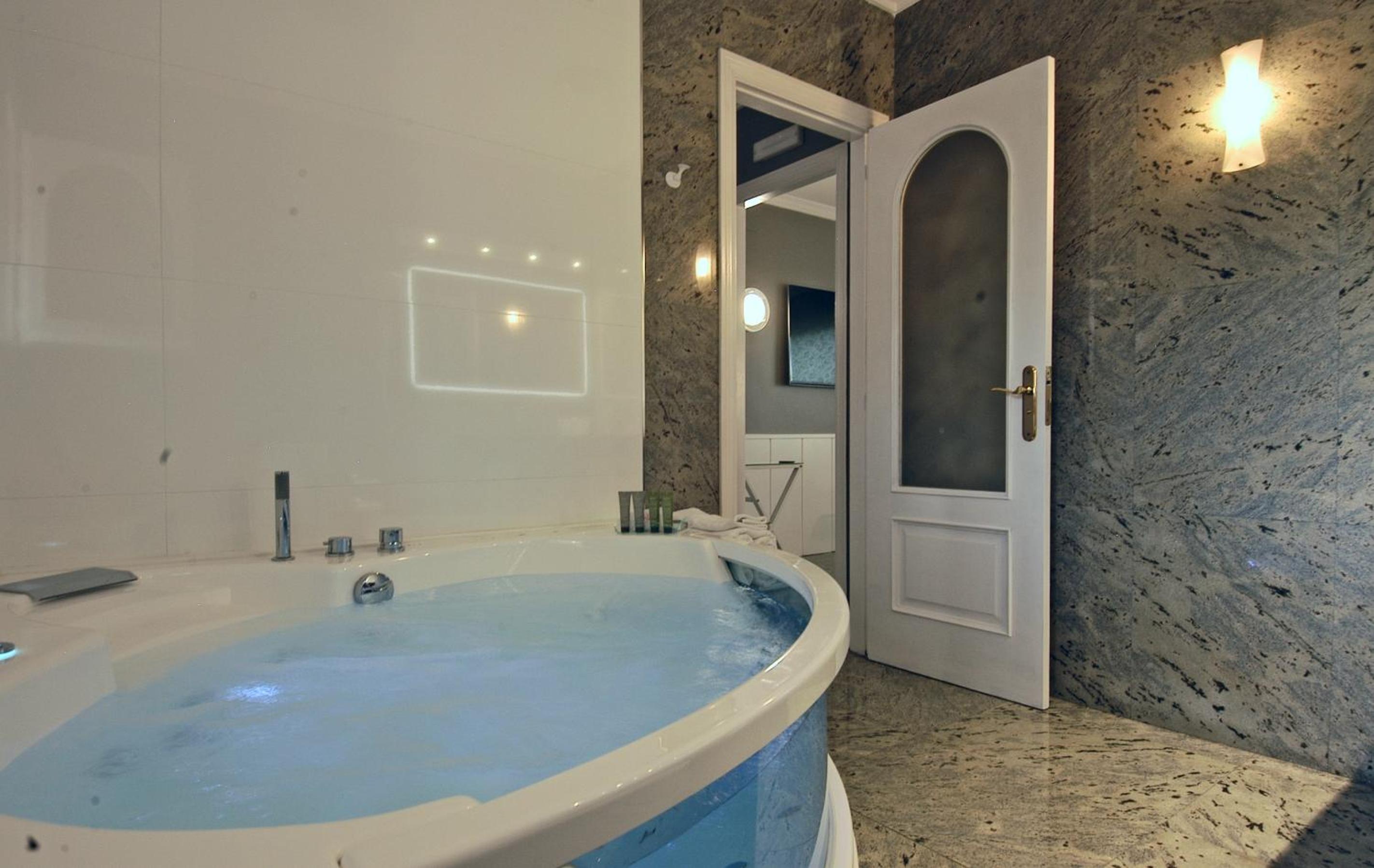 Villa with Hot Tub and Terrace - Photo 4