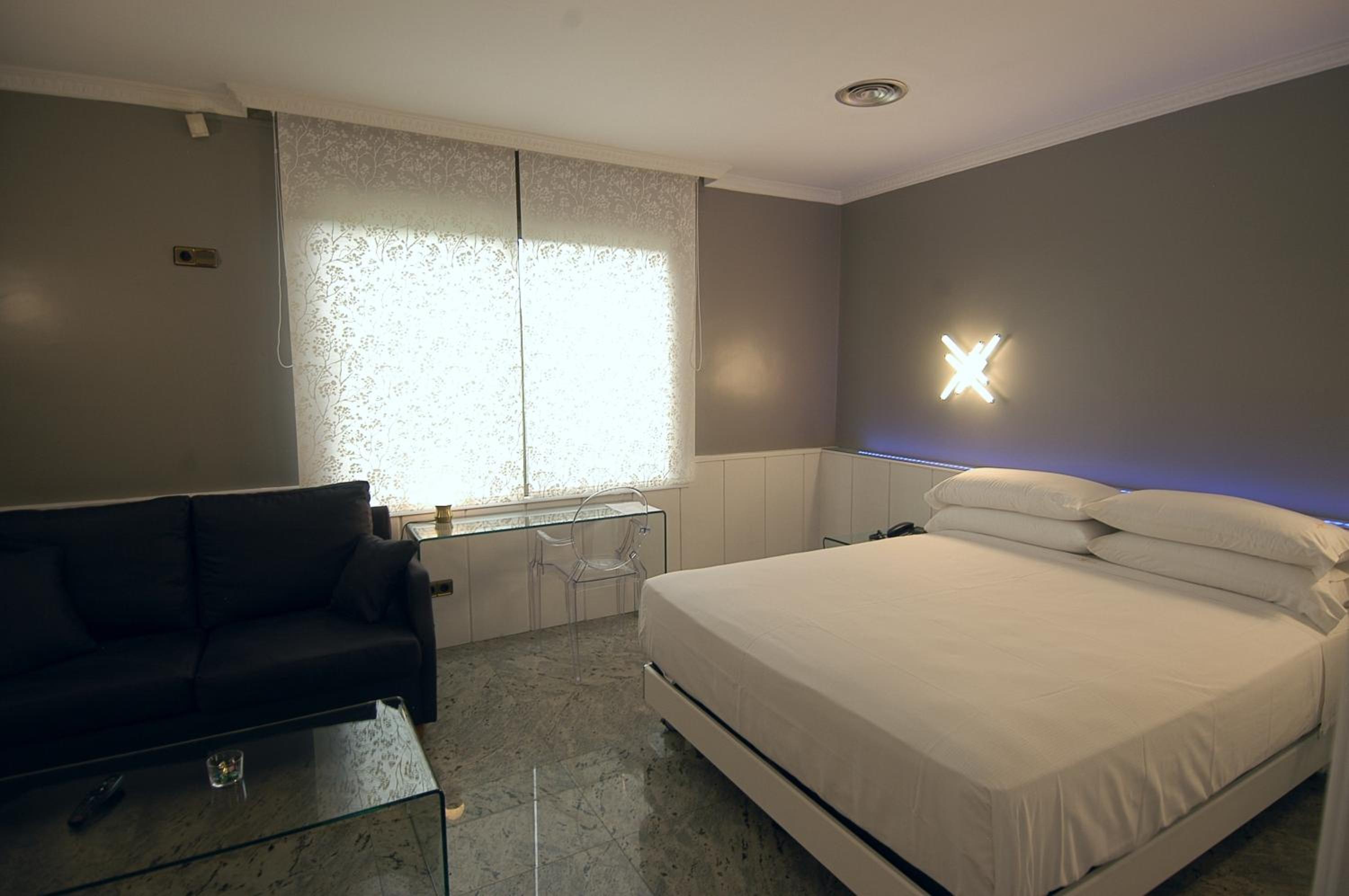 Villa with Hot Tub and Terrace - Photo 5