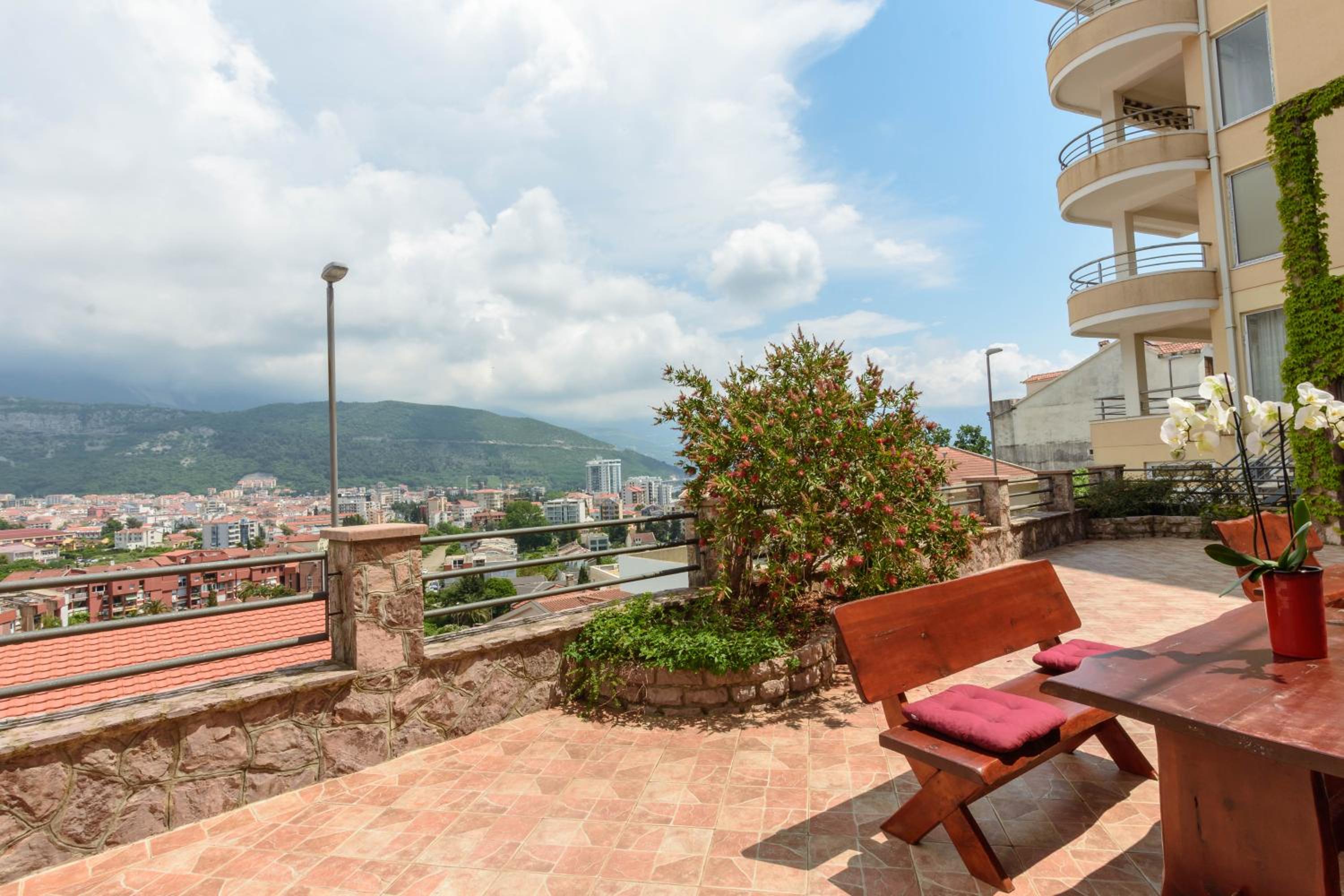 Apartment with City View - Photo 8