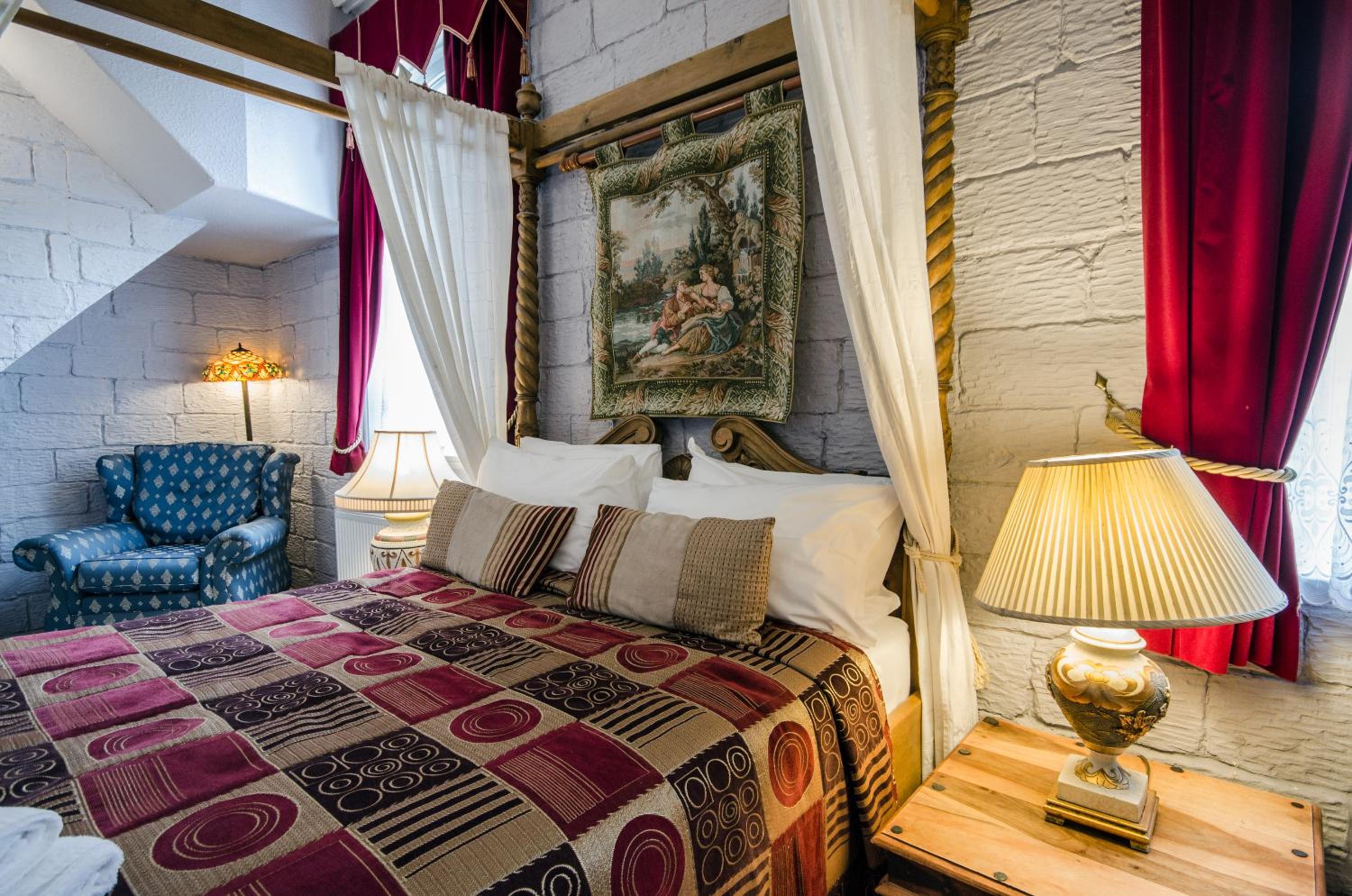 Double Room with Four Poster Bed photo 3