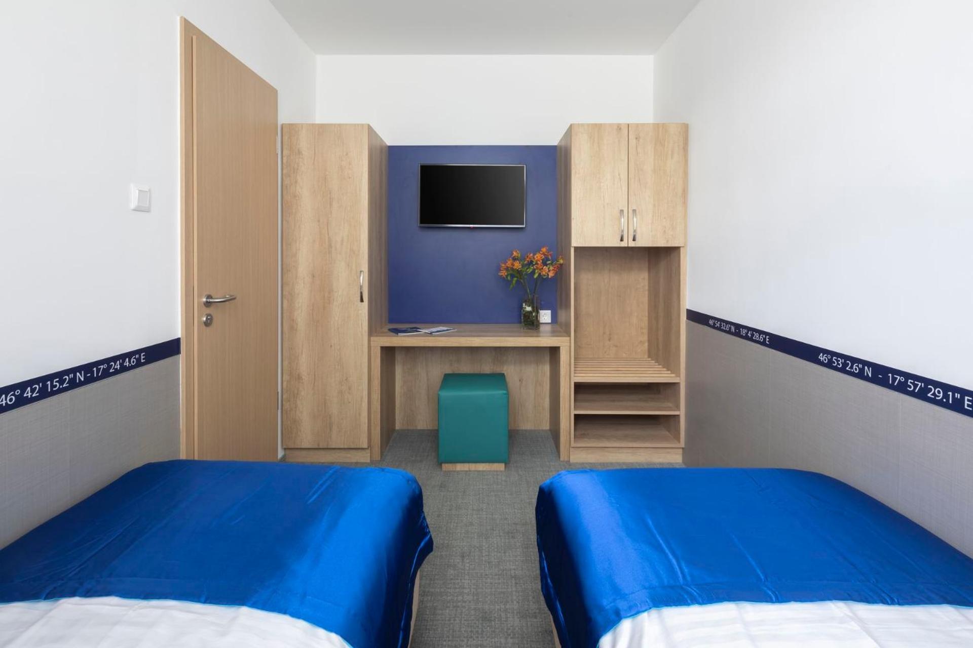 Economy Quadruple Room photo 2