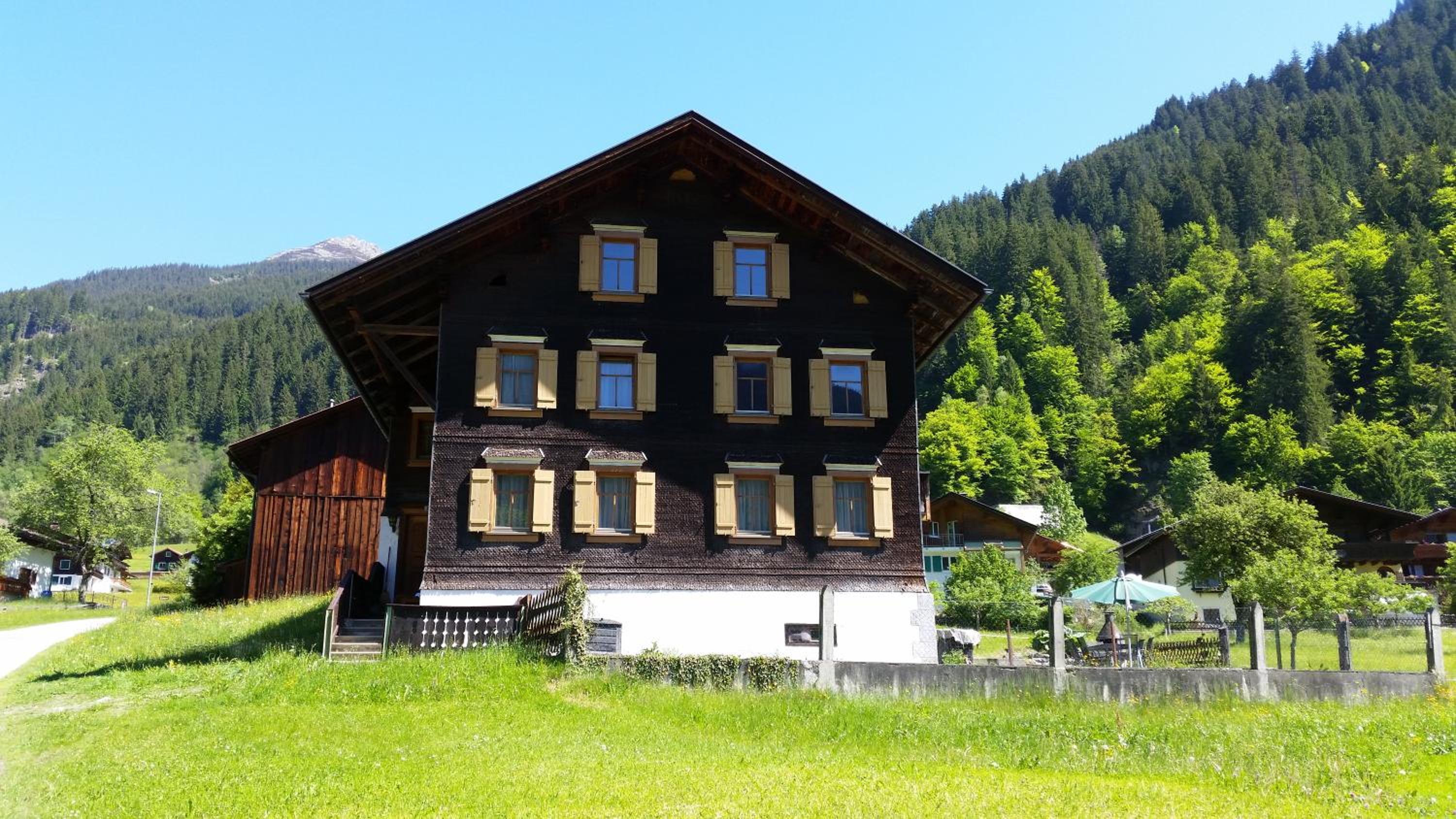 Five-Bedroom House - Photo 18