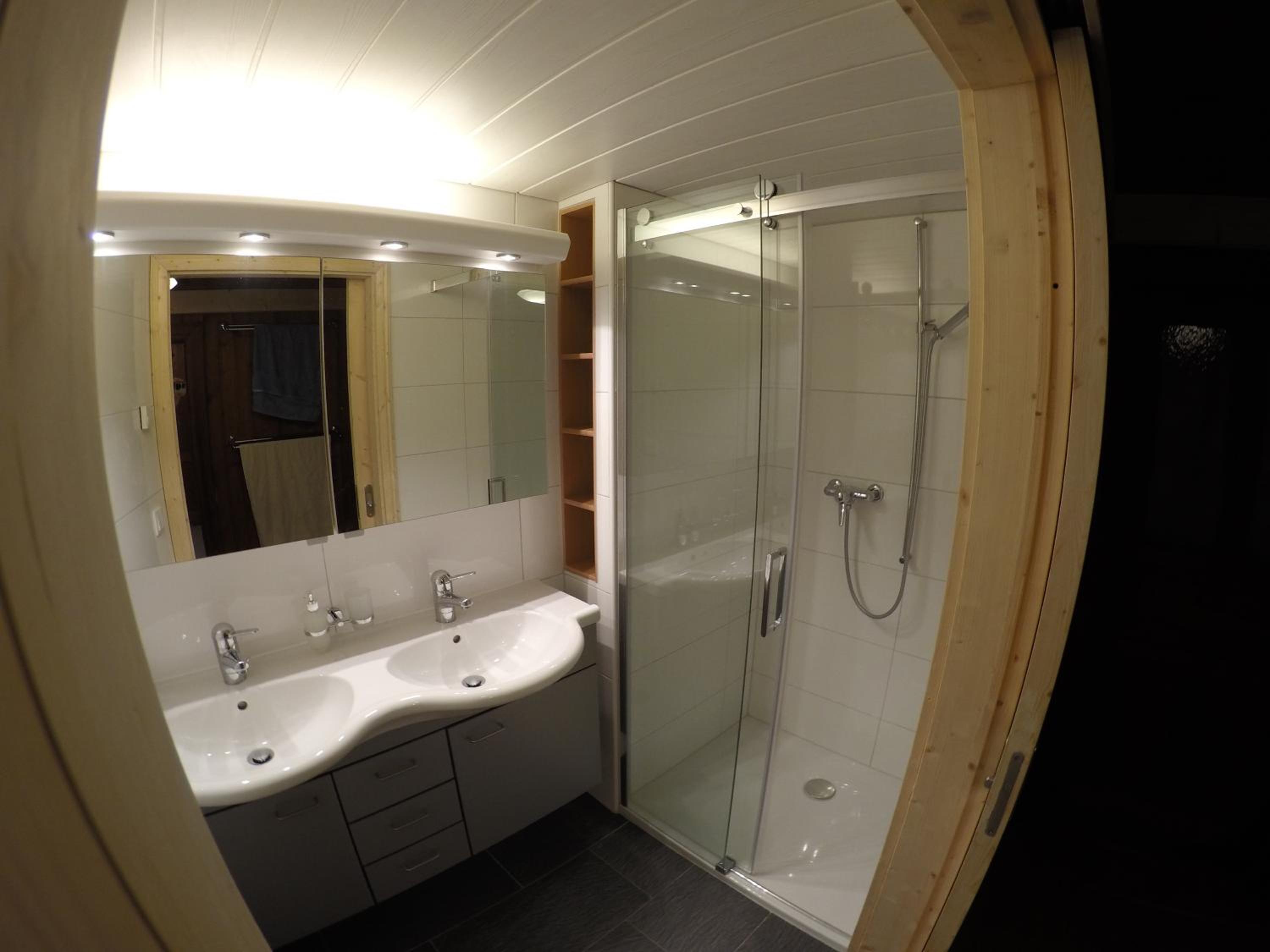 Five-Bedroom House - Photo 20