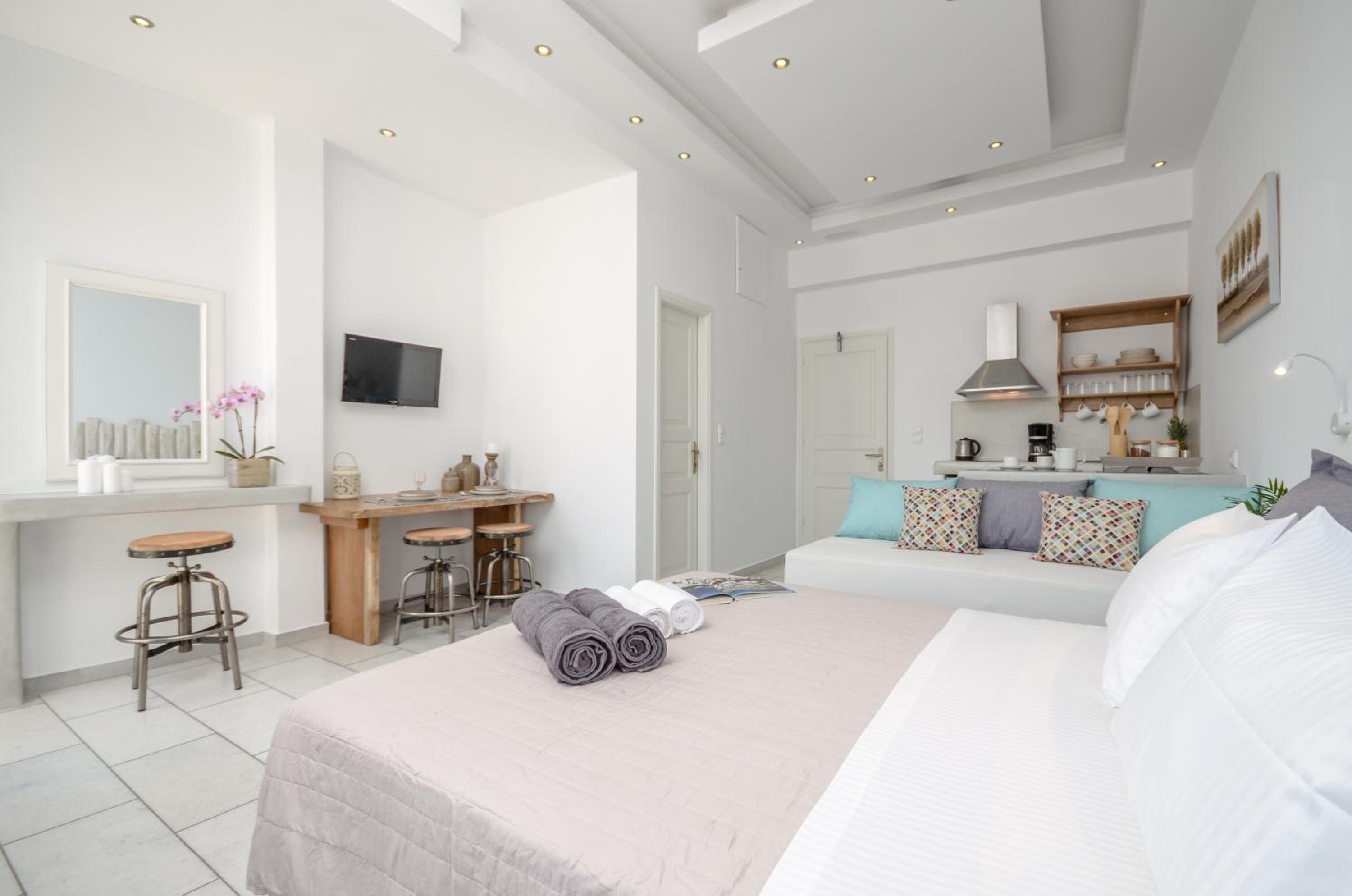 Studio with Balcony (4 Adults)  - Photo 10