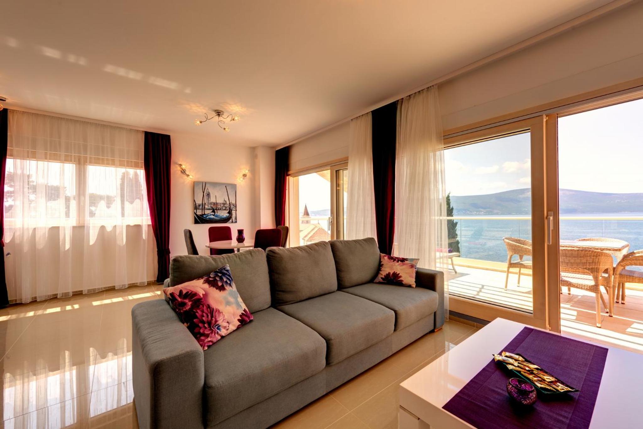Apartment with Balcony and Sea View photo 1