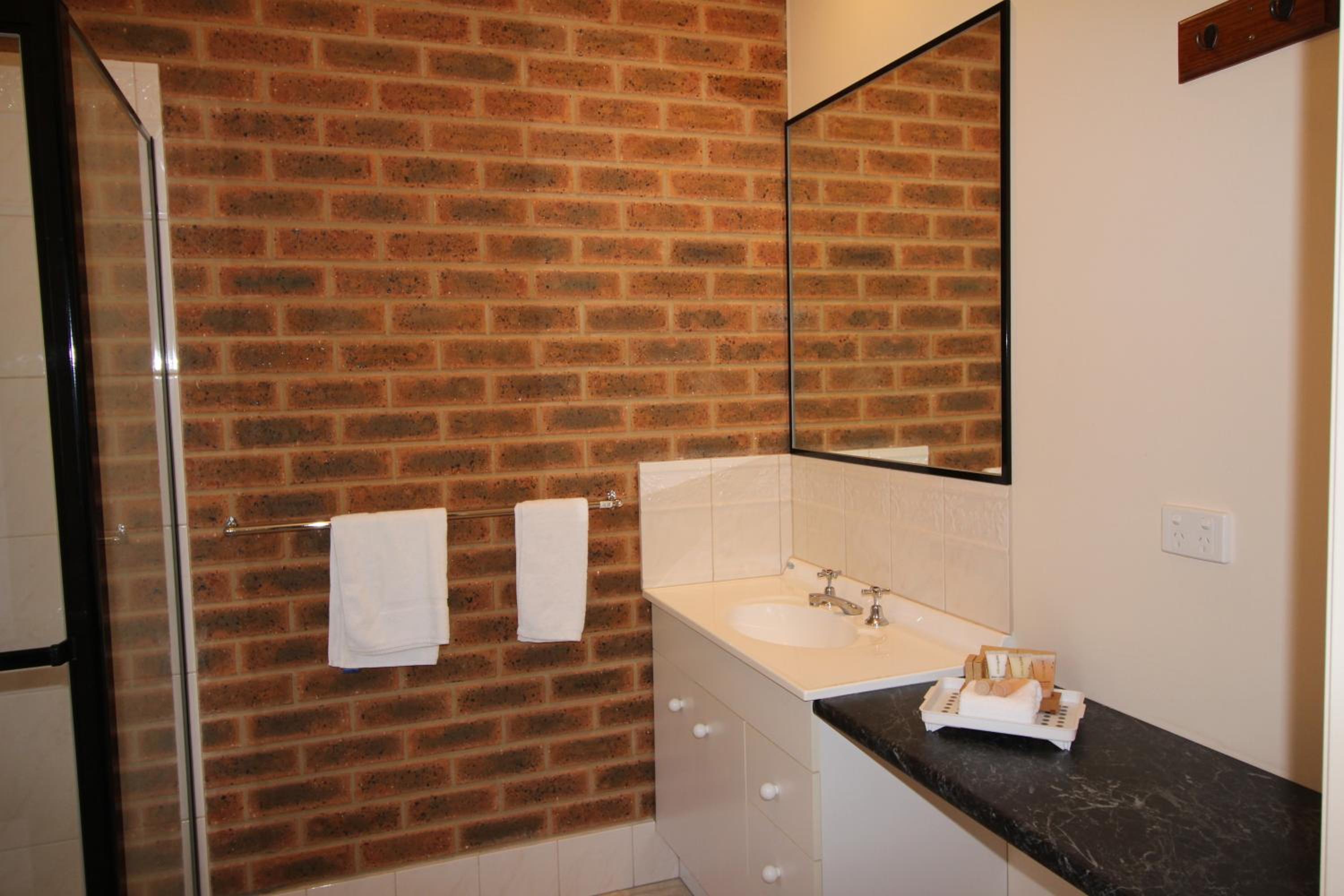 Queen Room - Photo 18