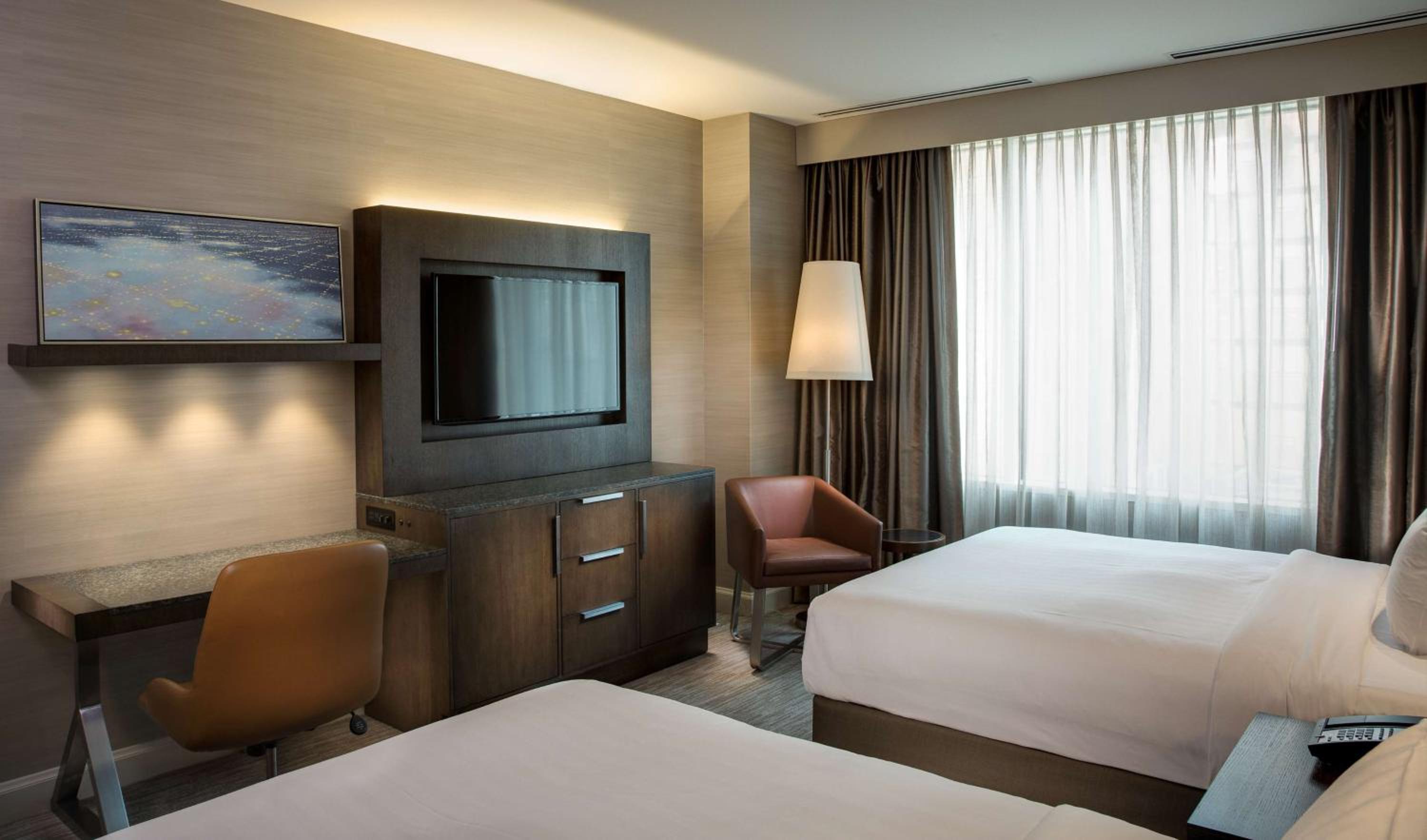 Queen Room with Two Queen Beds - Photo 4
