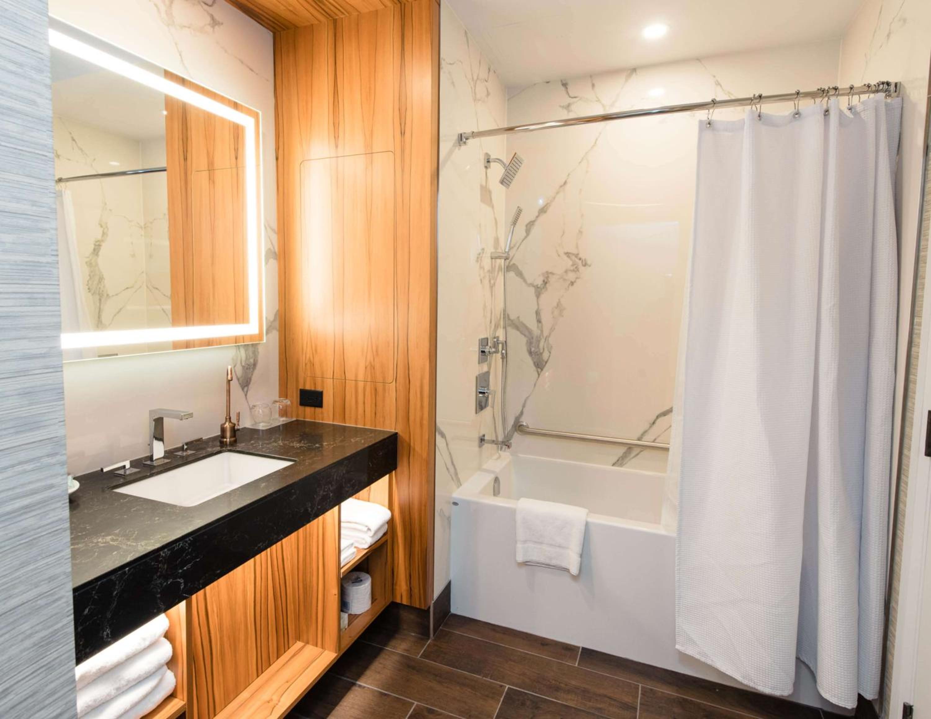Queen Room with Two Queen Beds - Club Access - Photo 7