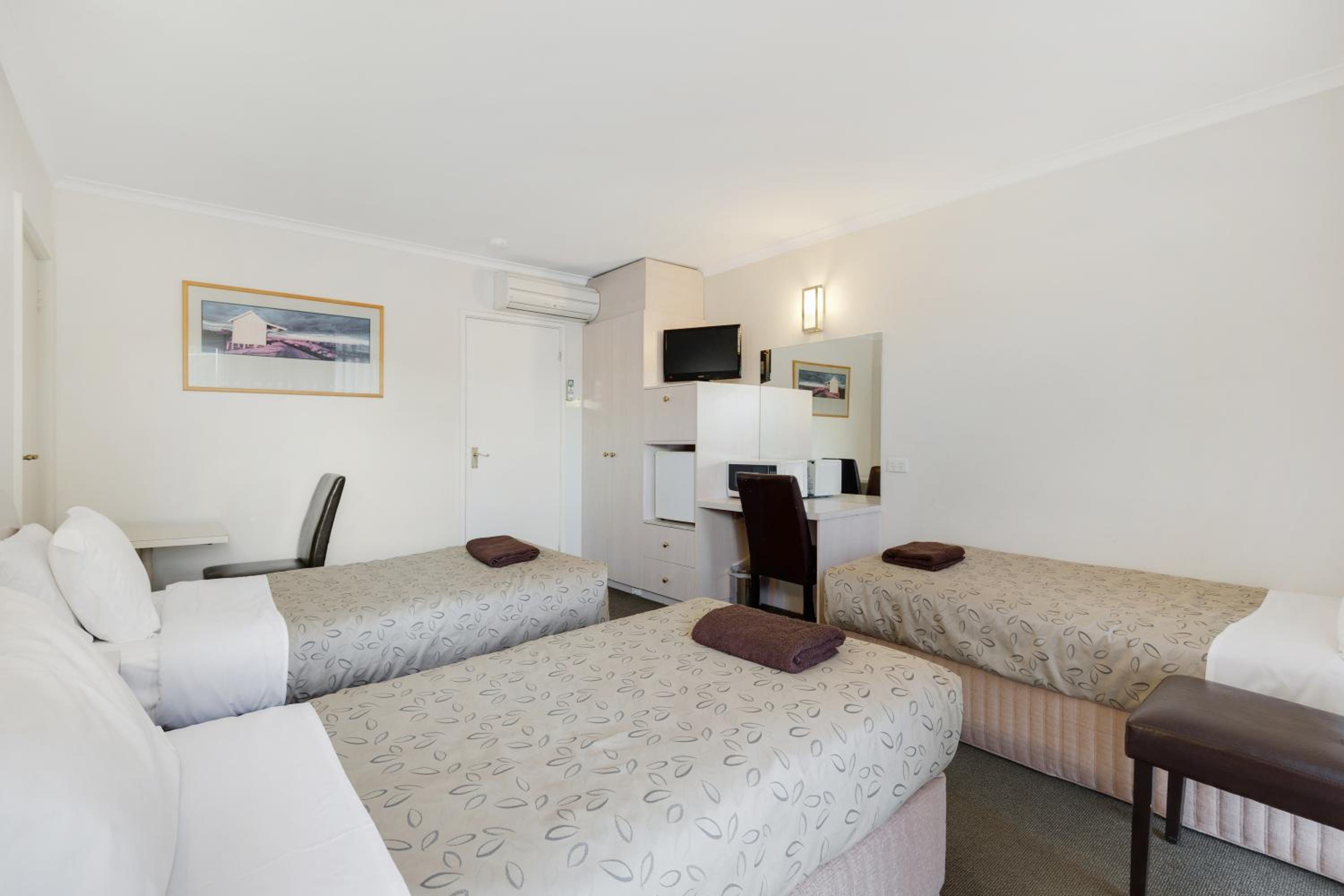 Queen and Single Room - Photo 11