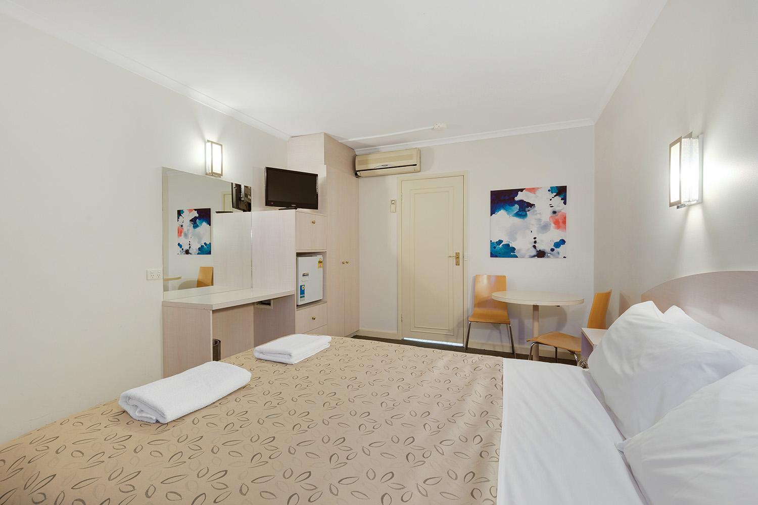 Standard Queen Room - Photo 13