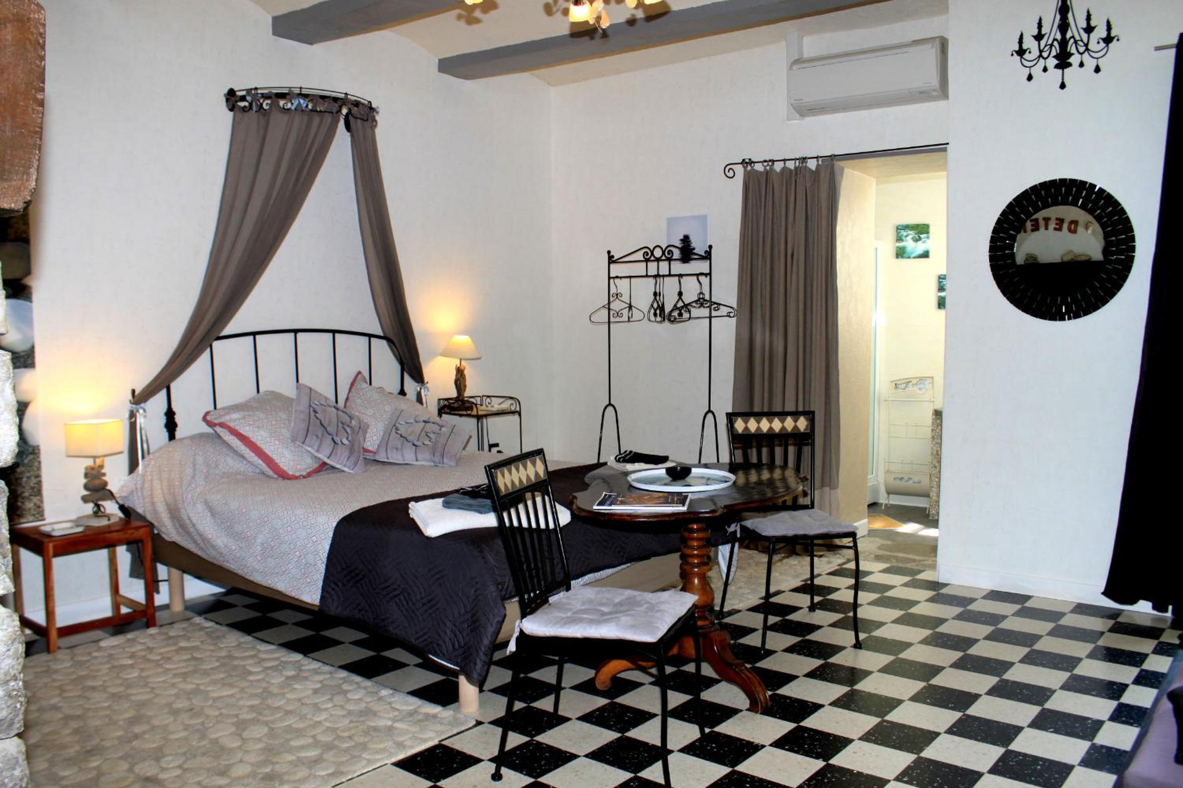 Double Room with Private Bathroom - Photo 2