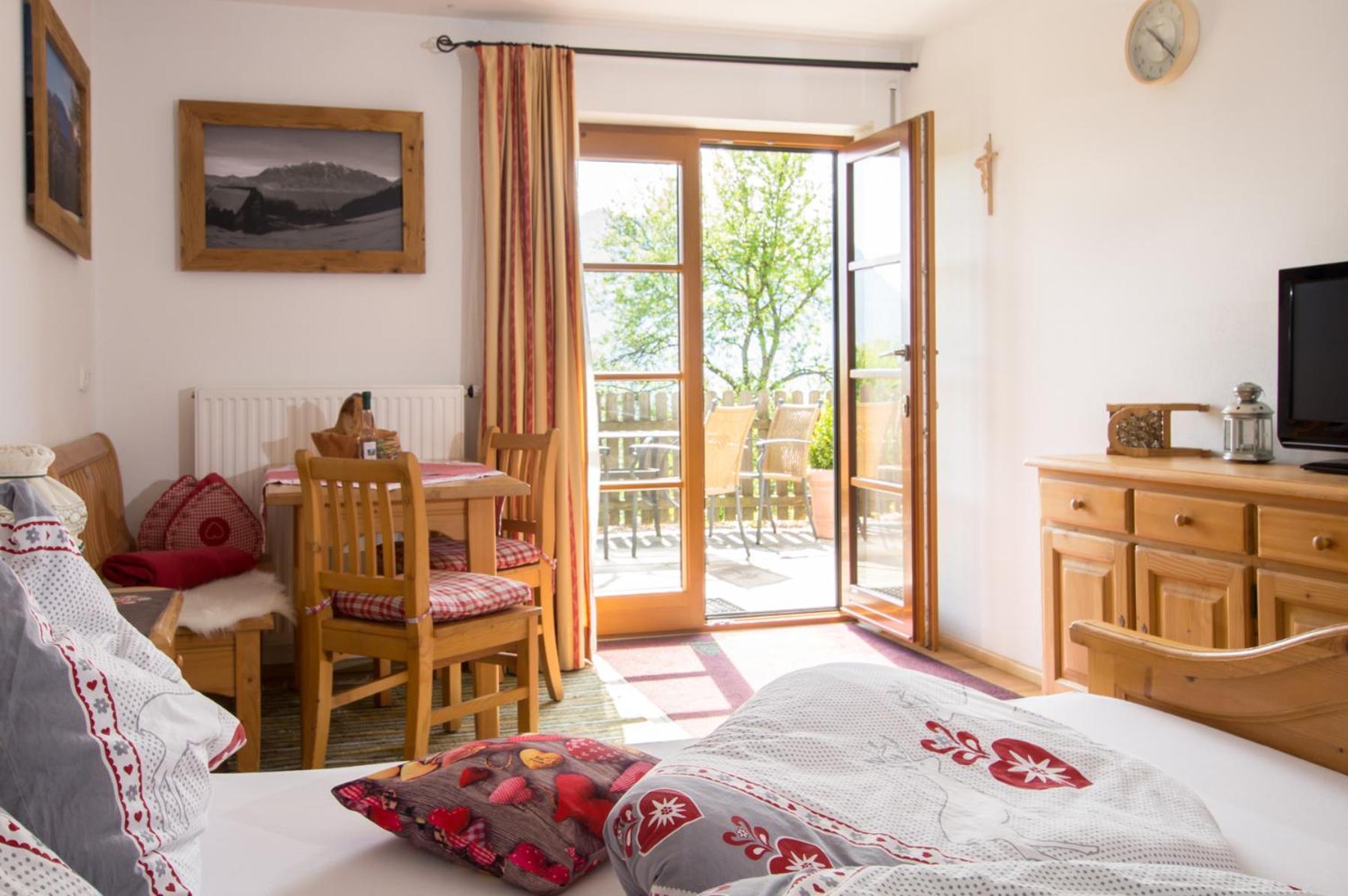 1 Schlafzimmer Ferienwohnung Schafberg mit Terrasse und Seeblick photo 1
