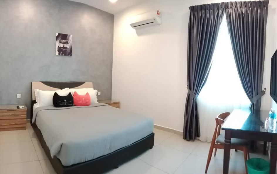 Deluxe Queen Room - Photo 13