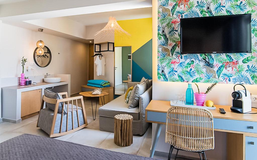 Junior Suite with Pool View photo 2