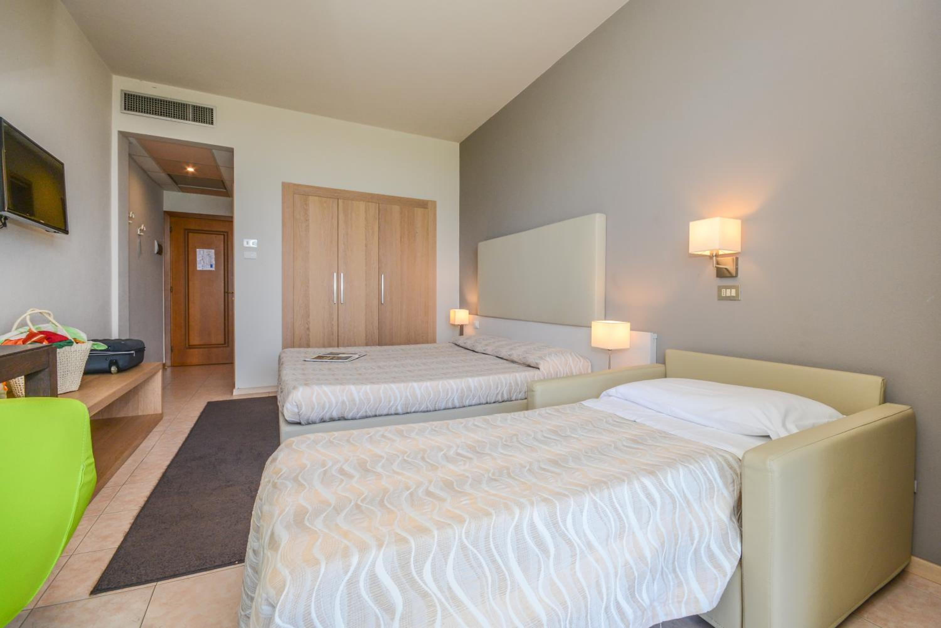 Family Room (2 Adults + 2 Children) Terrace - Lake View