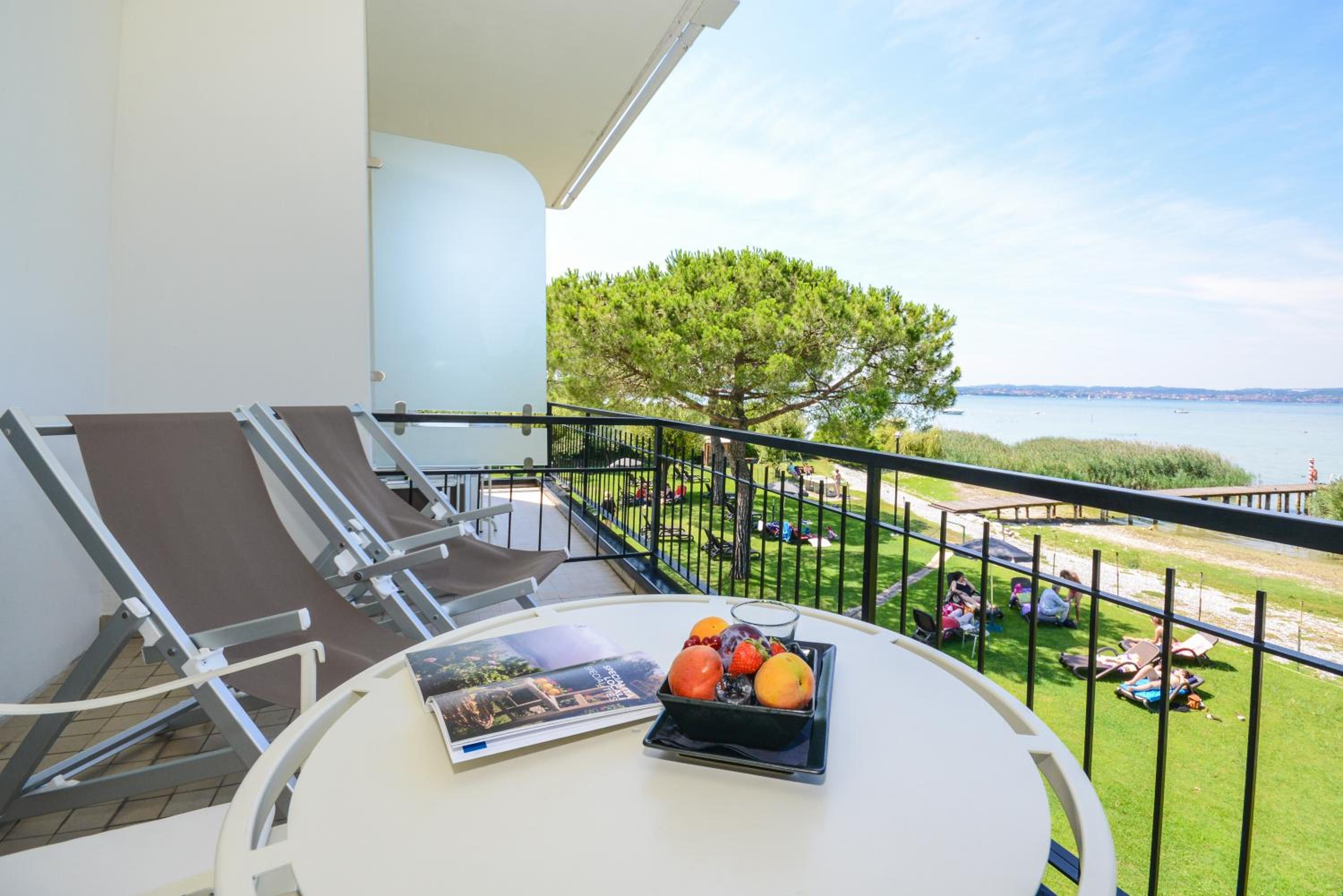Deluxe Double Room terrace - Lake View photo 3