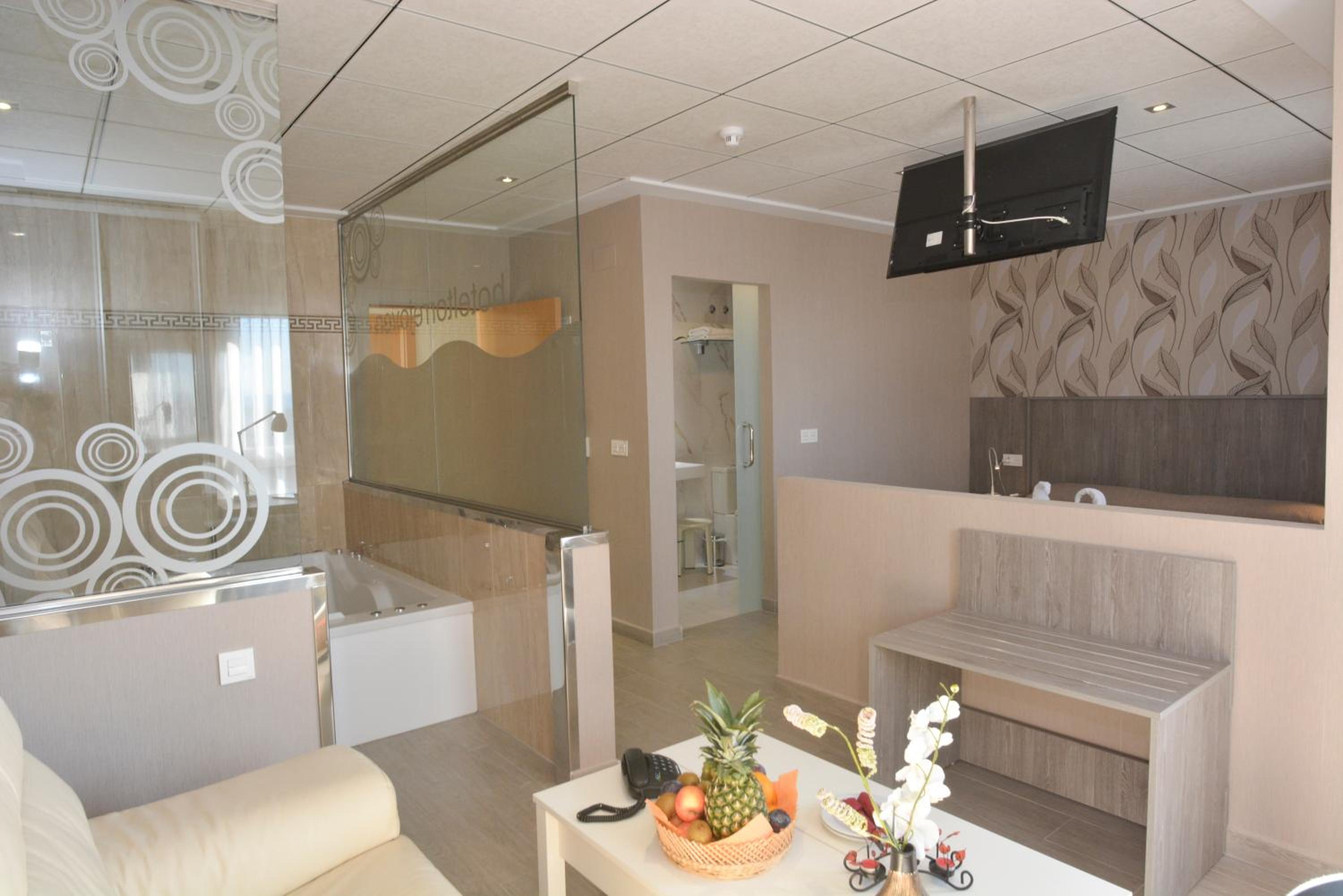 Queen Suite with Spa Bath
