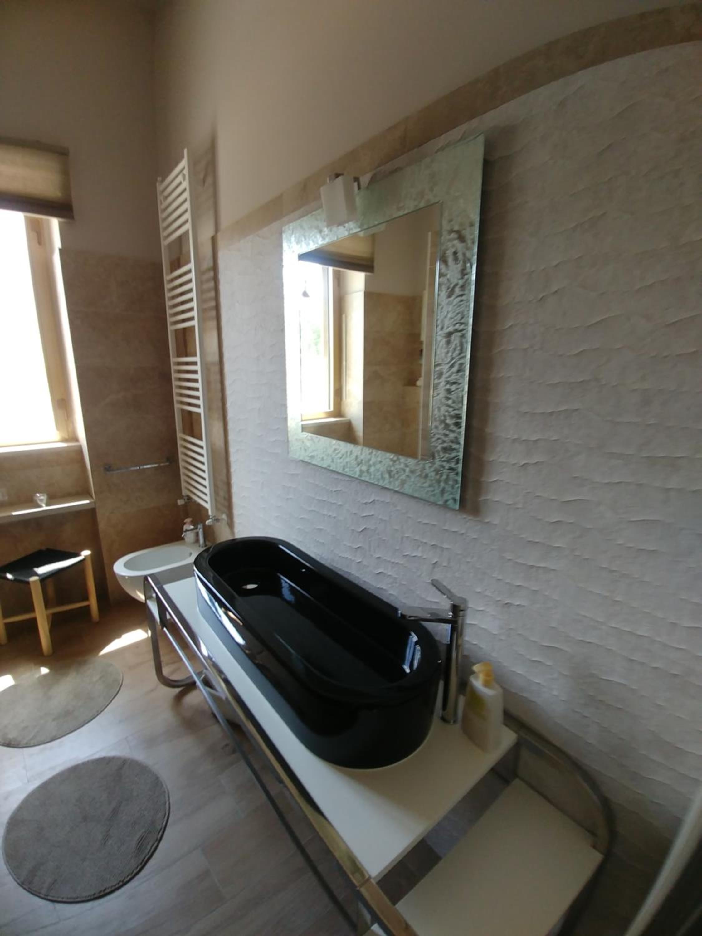 Deluxe Queen Suite - Photo 9