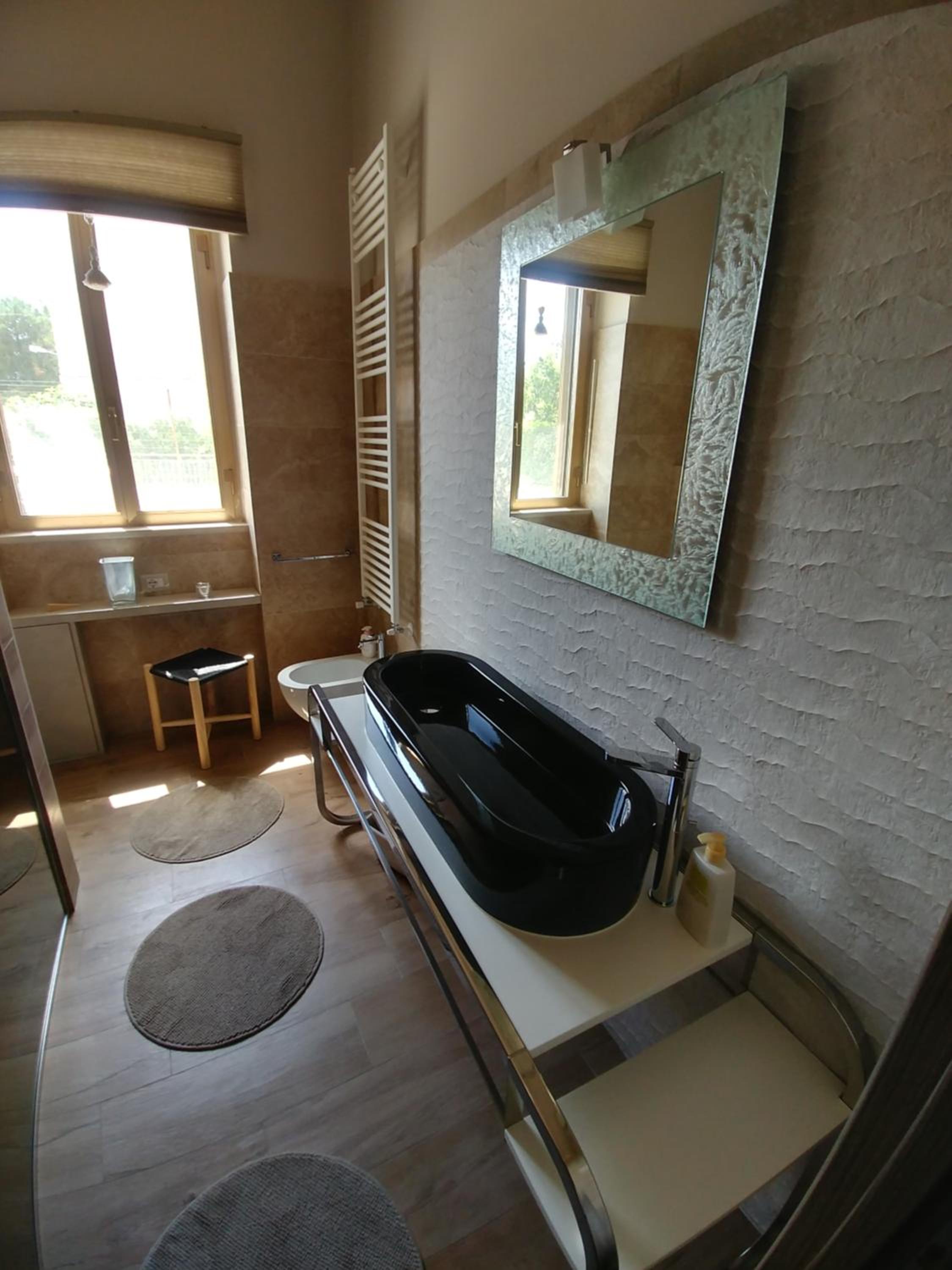 Deluxe Queen Suite - Photo 11