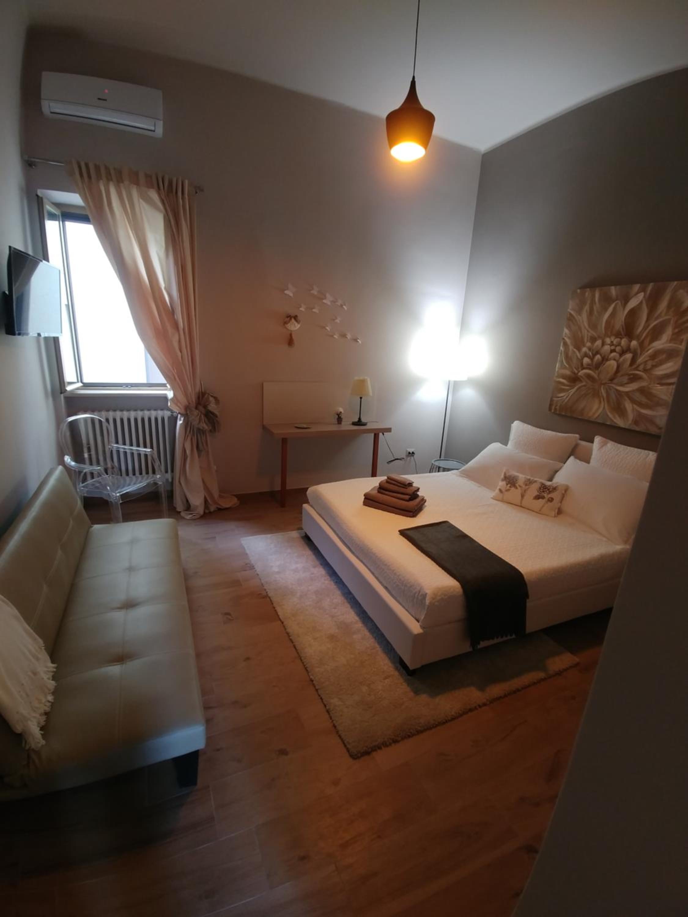 Deluxe Queen Suite - Photo 15