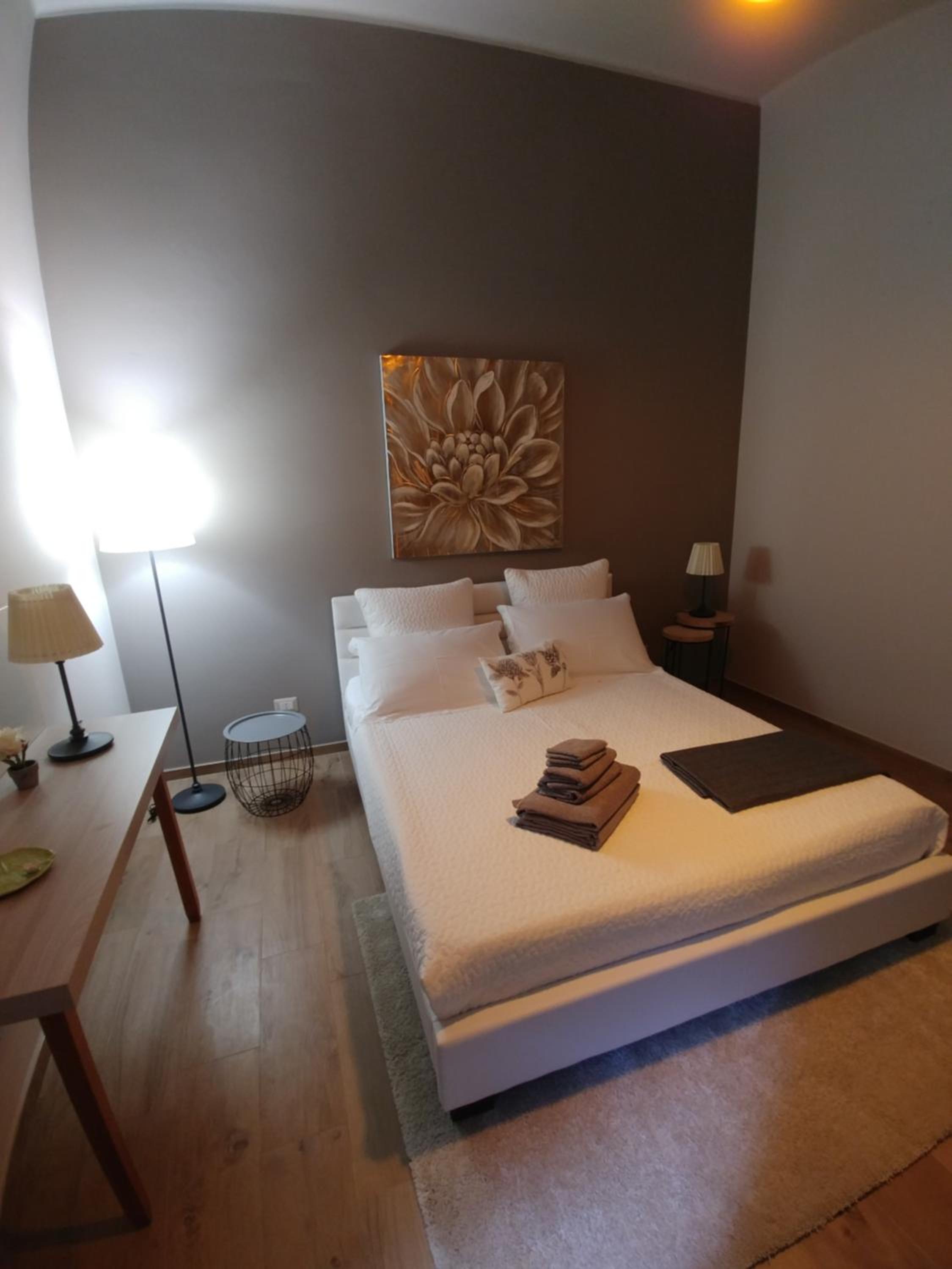 Deluxe Queen Suite - Photo 13