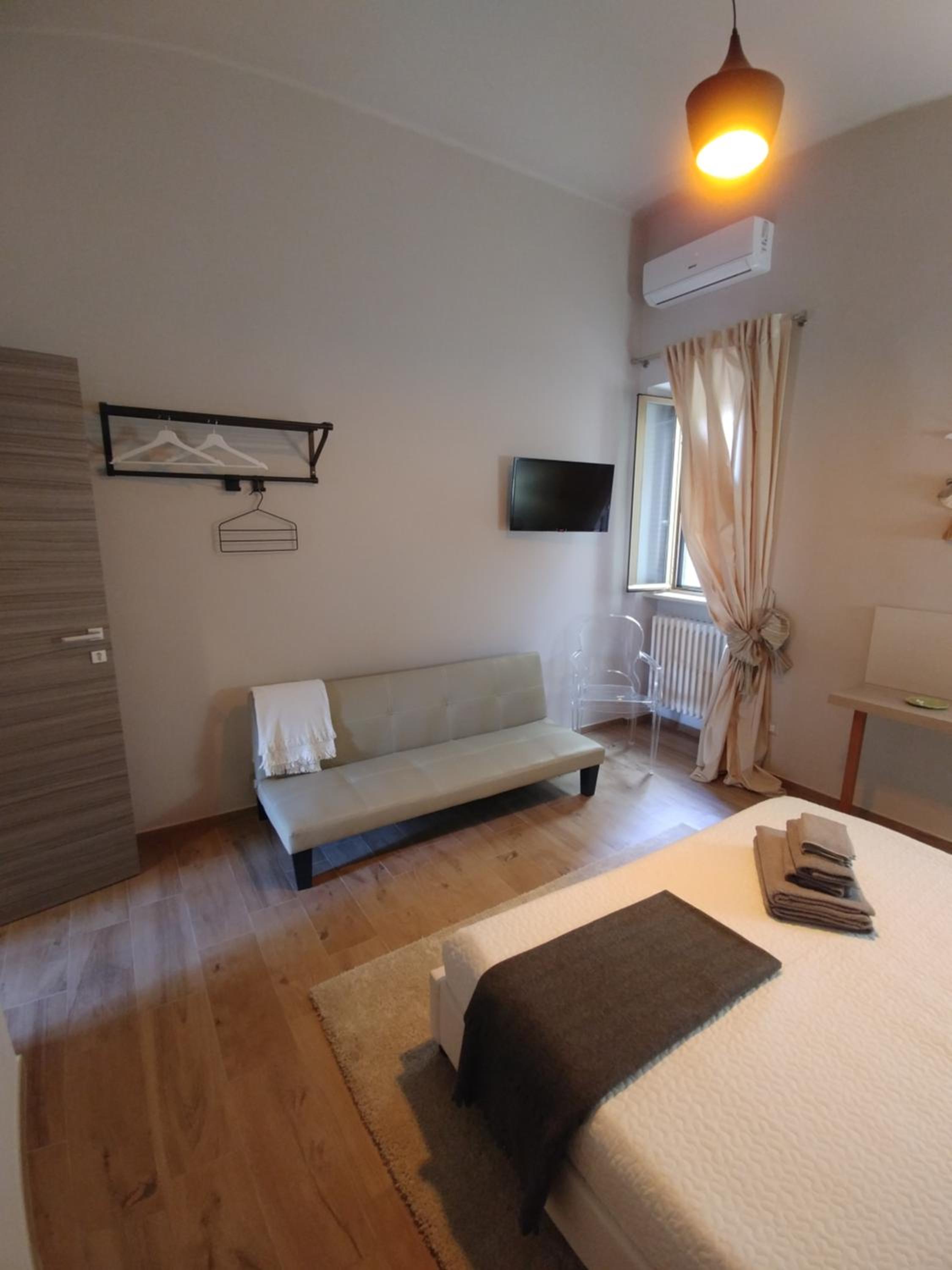 Deluxe Queen Suite - Photo 16