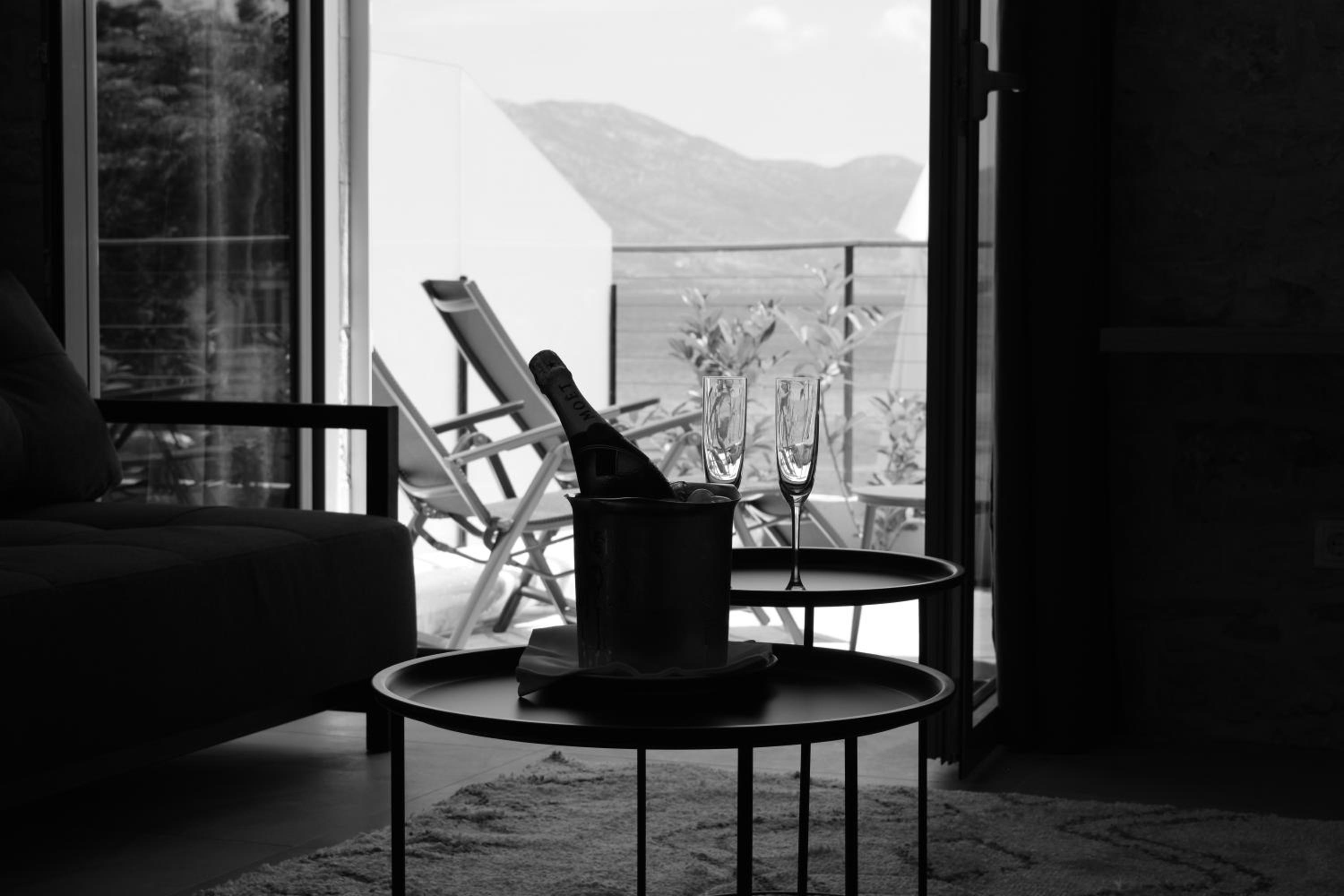 Suite with Sea View and Balcony - Photo 6