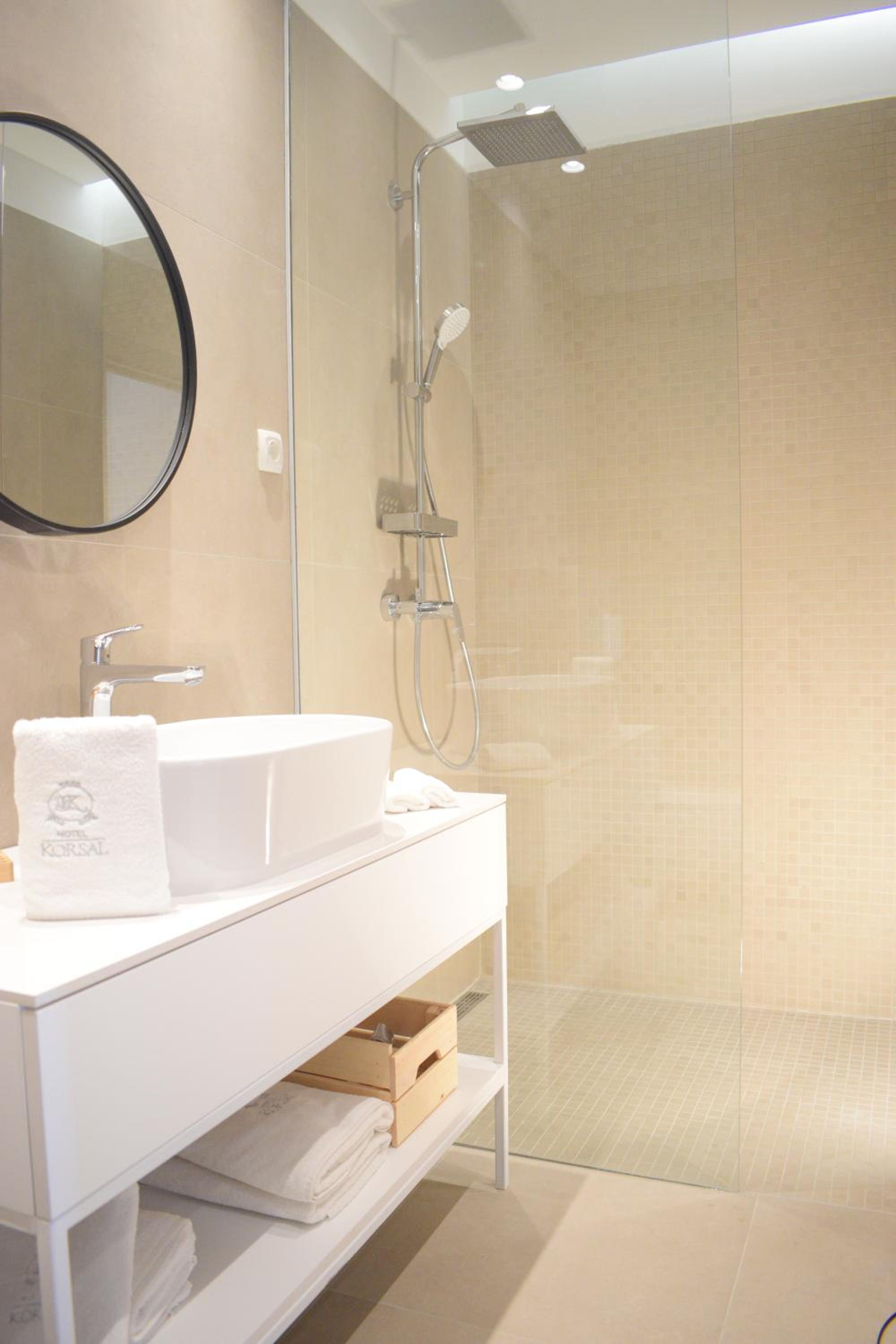 Suite with Sea View and Balcony - Photo 4