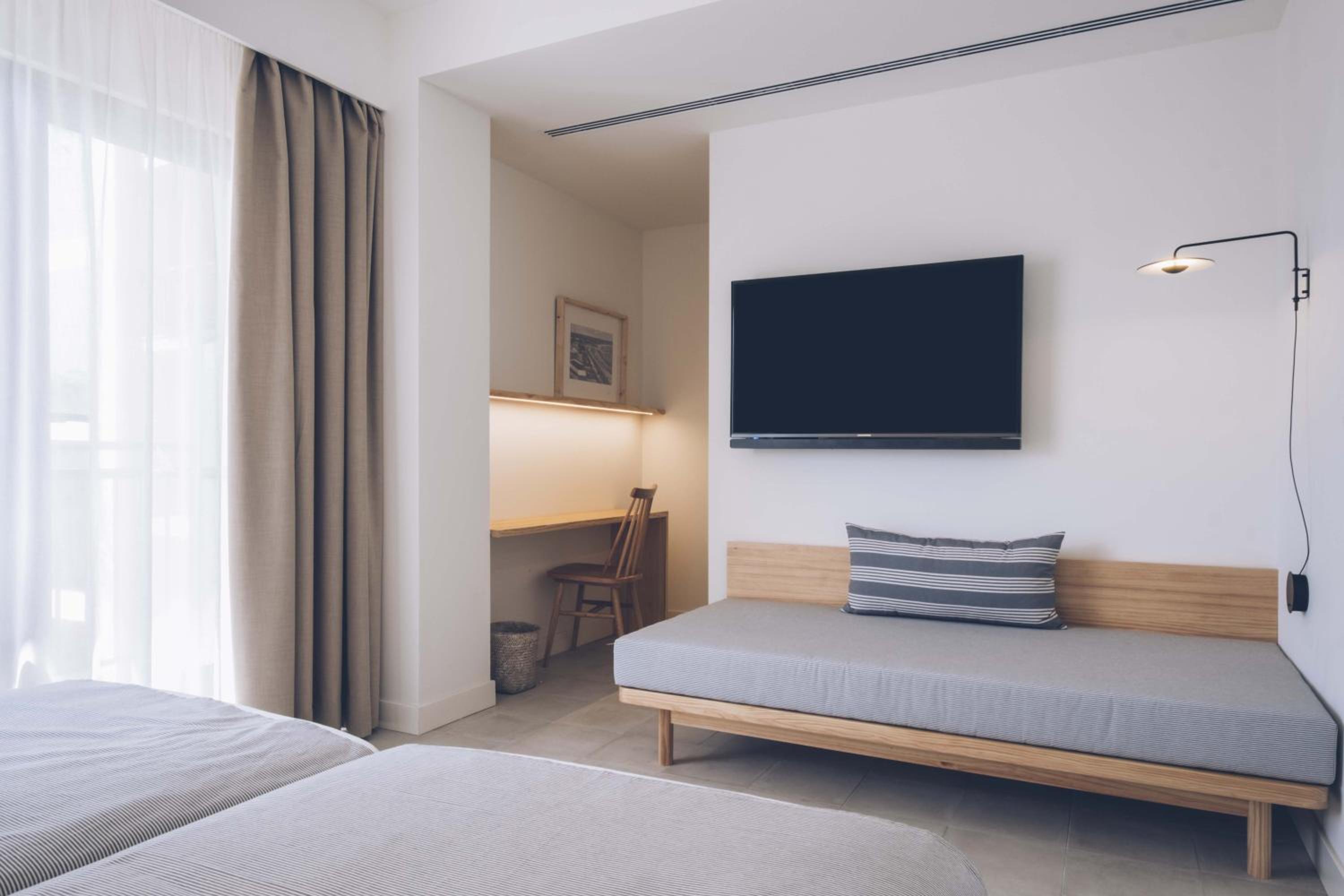 Habitación Triple con Vista al Jardín