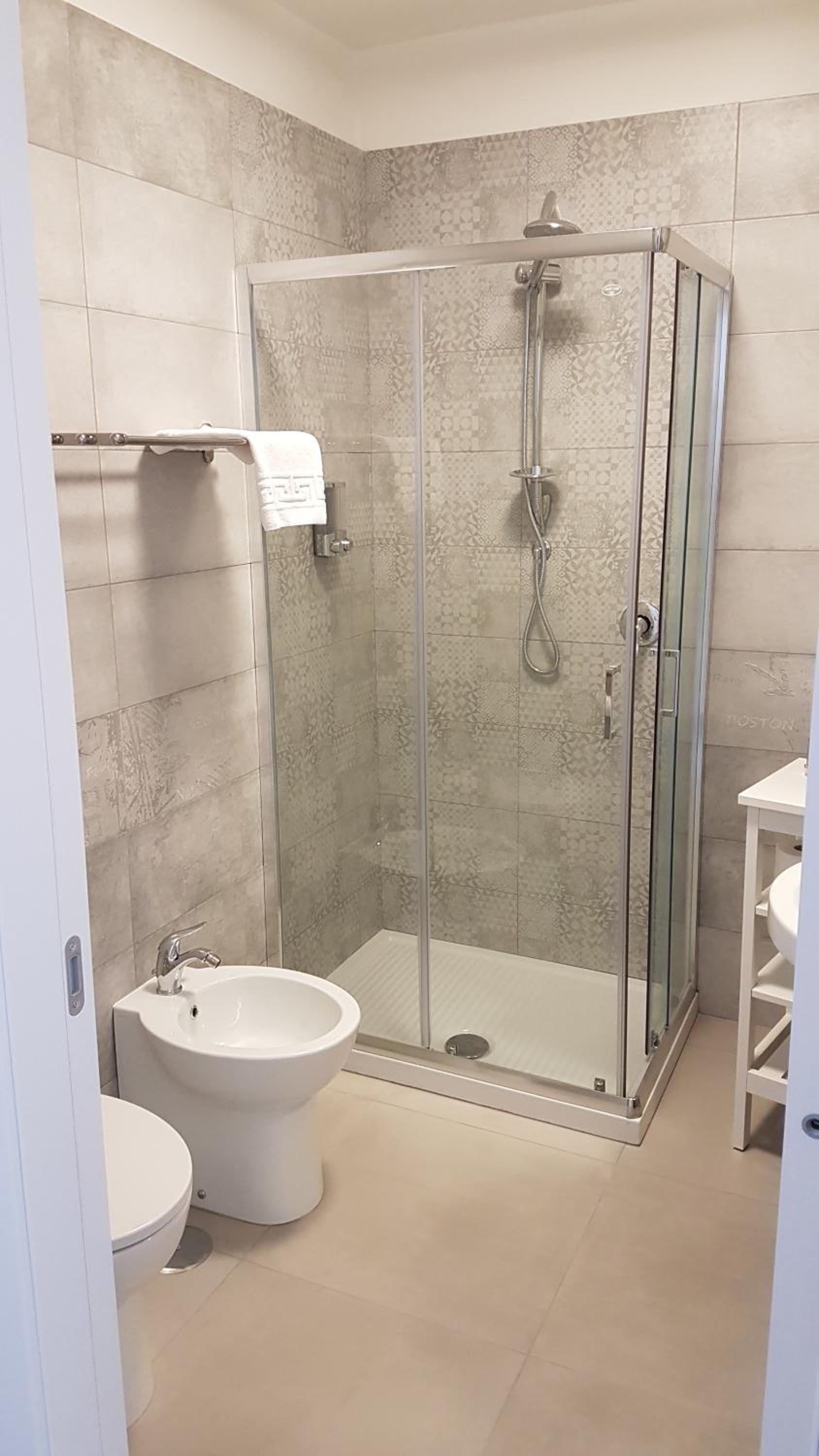 Double Room with Private Bathroom - Photo 2