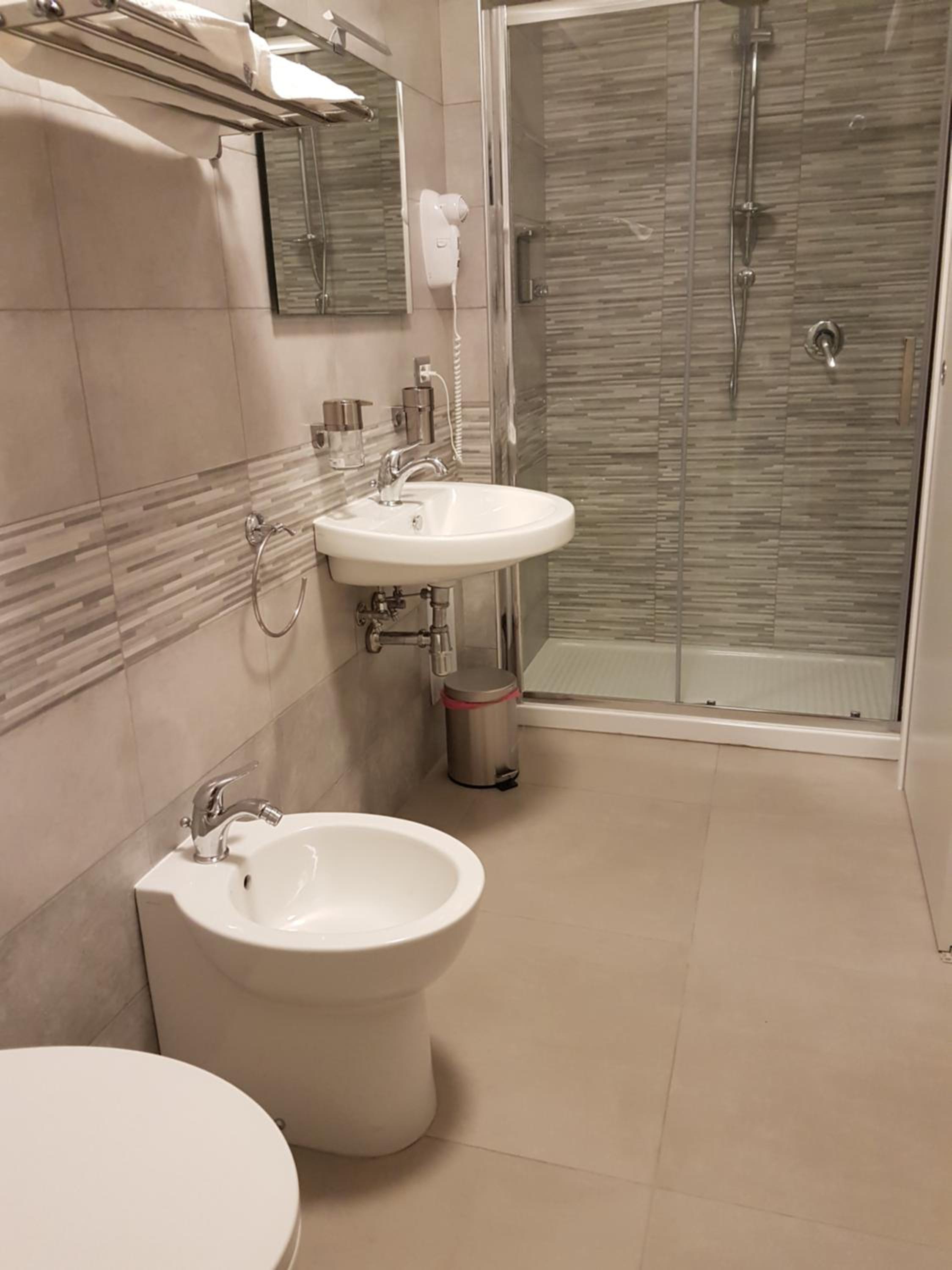 Triple Room with Private Bathroom - Photo 7