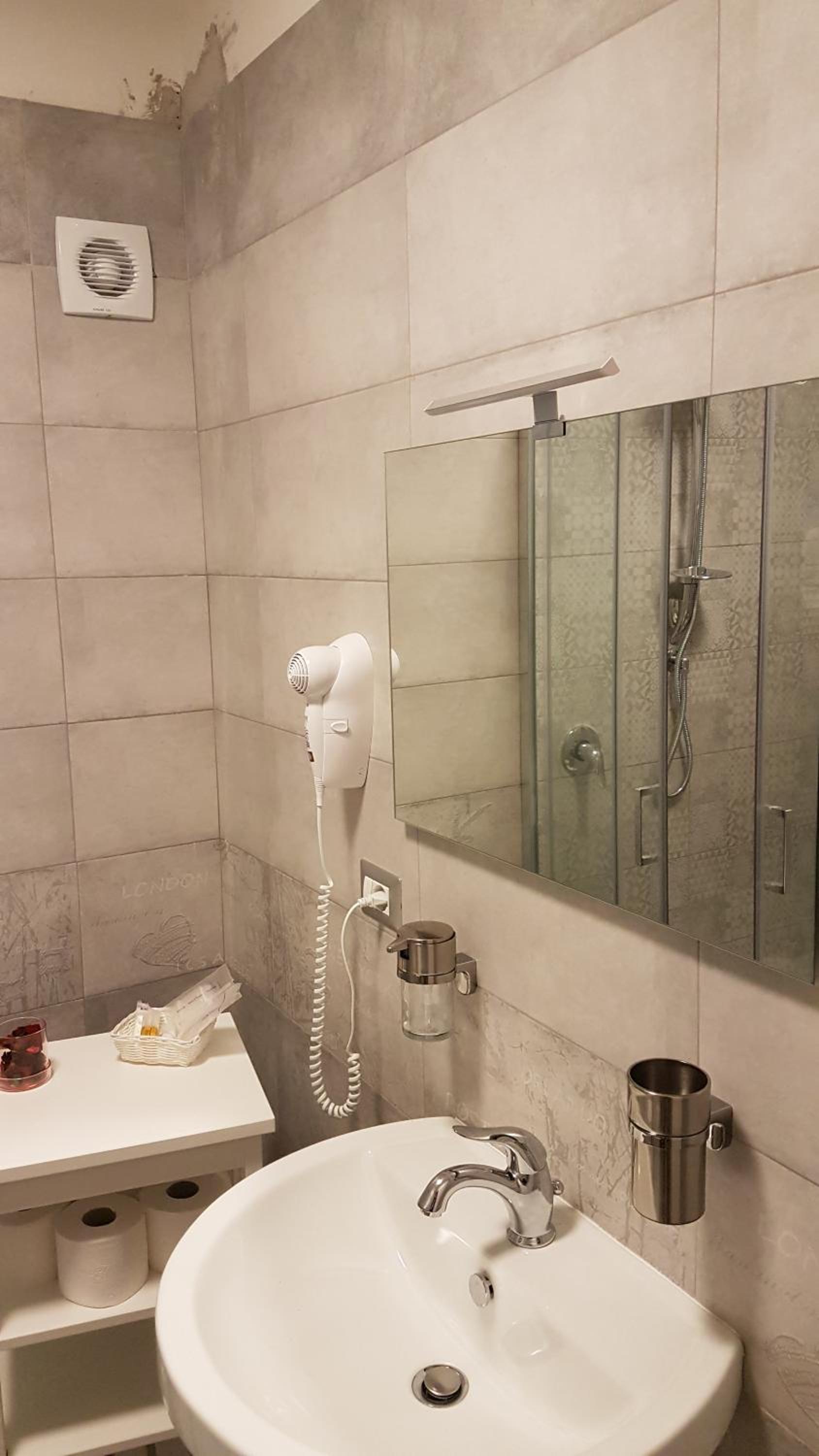 Double Room with Private Bathroom - Photo 3
