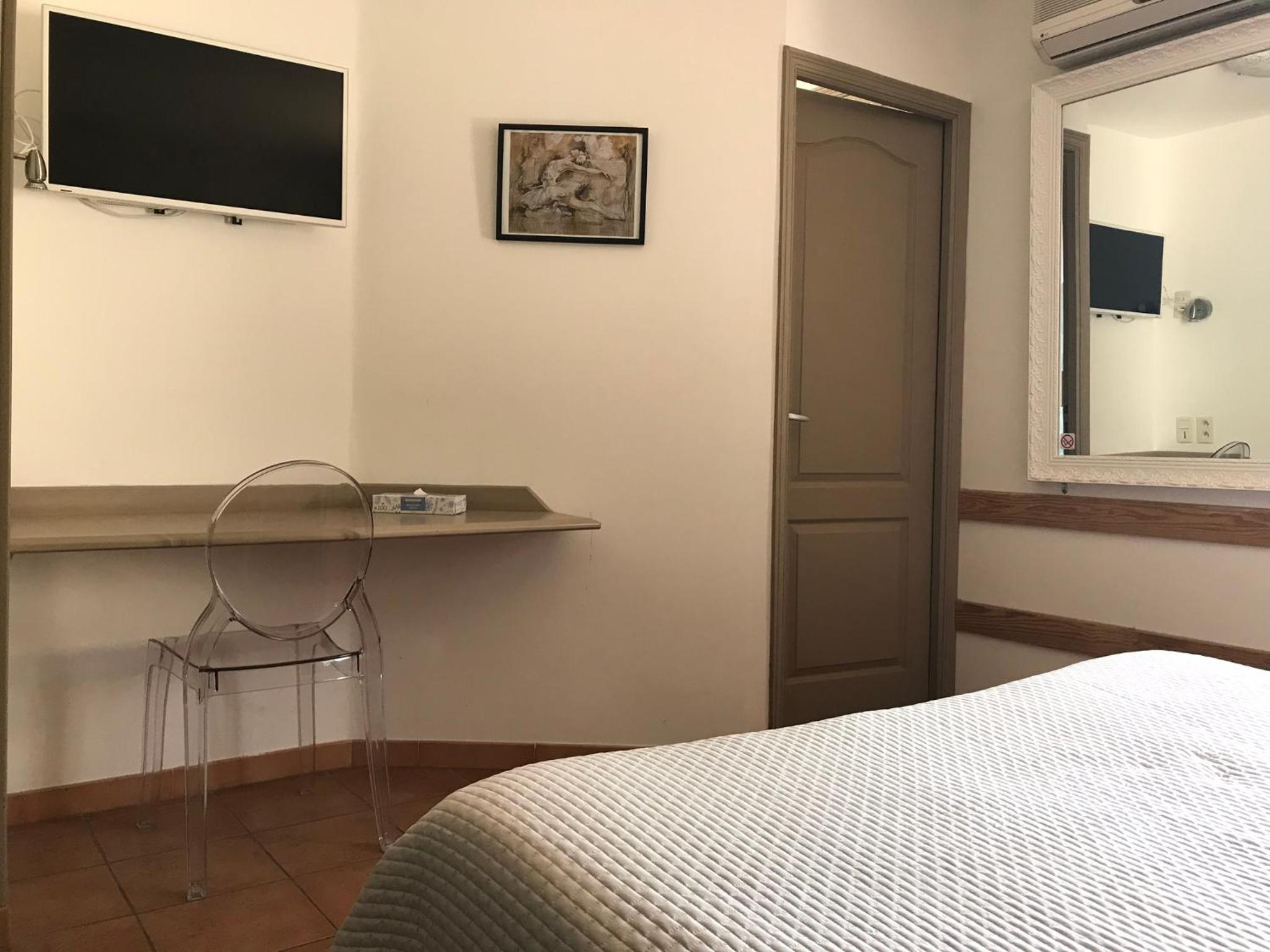 Double Room with Medieval city view - Photo 4