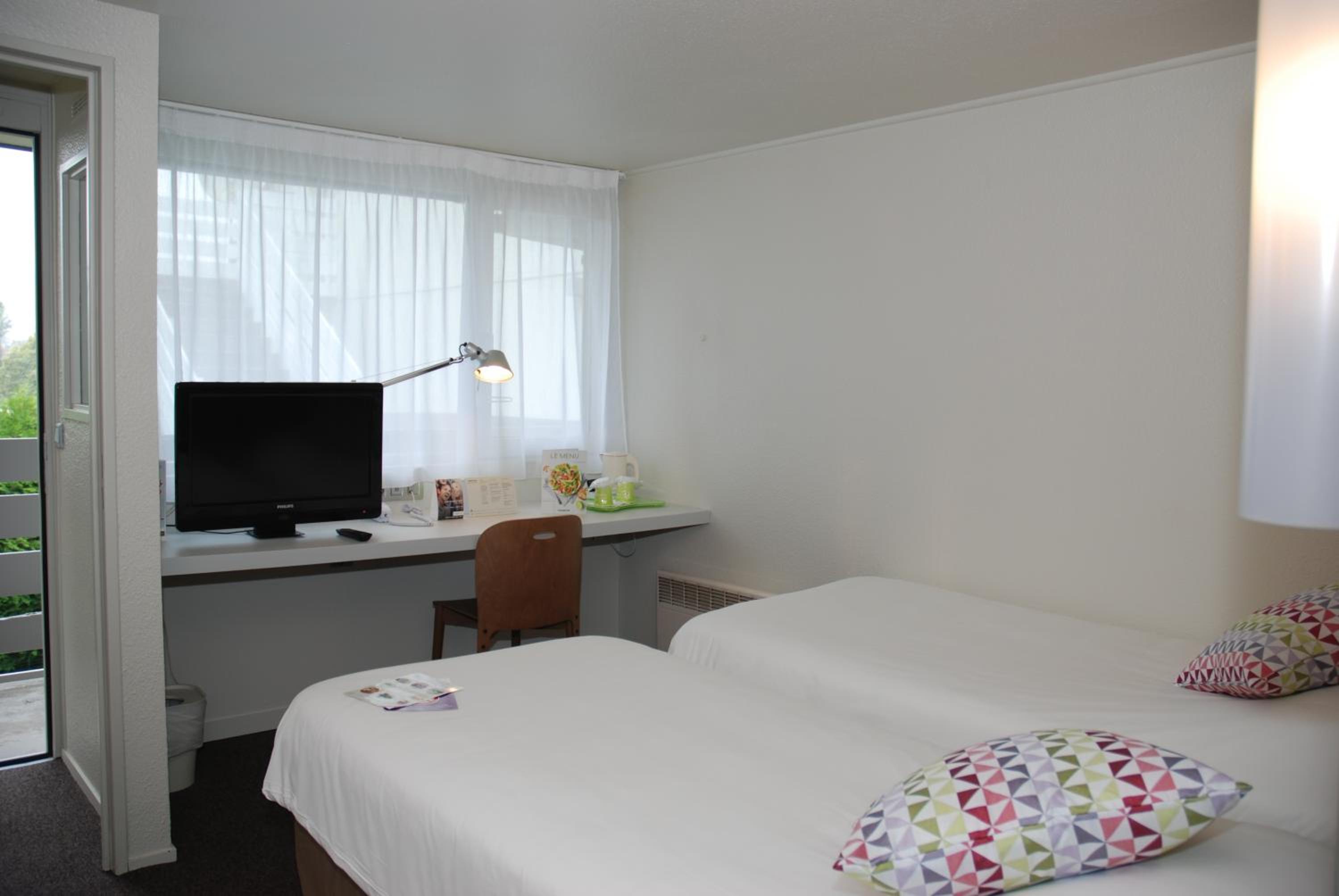 Standard Twin Room - Photo 2