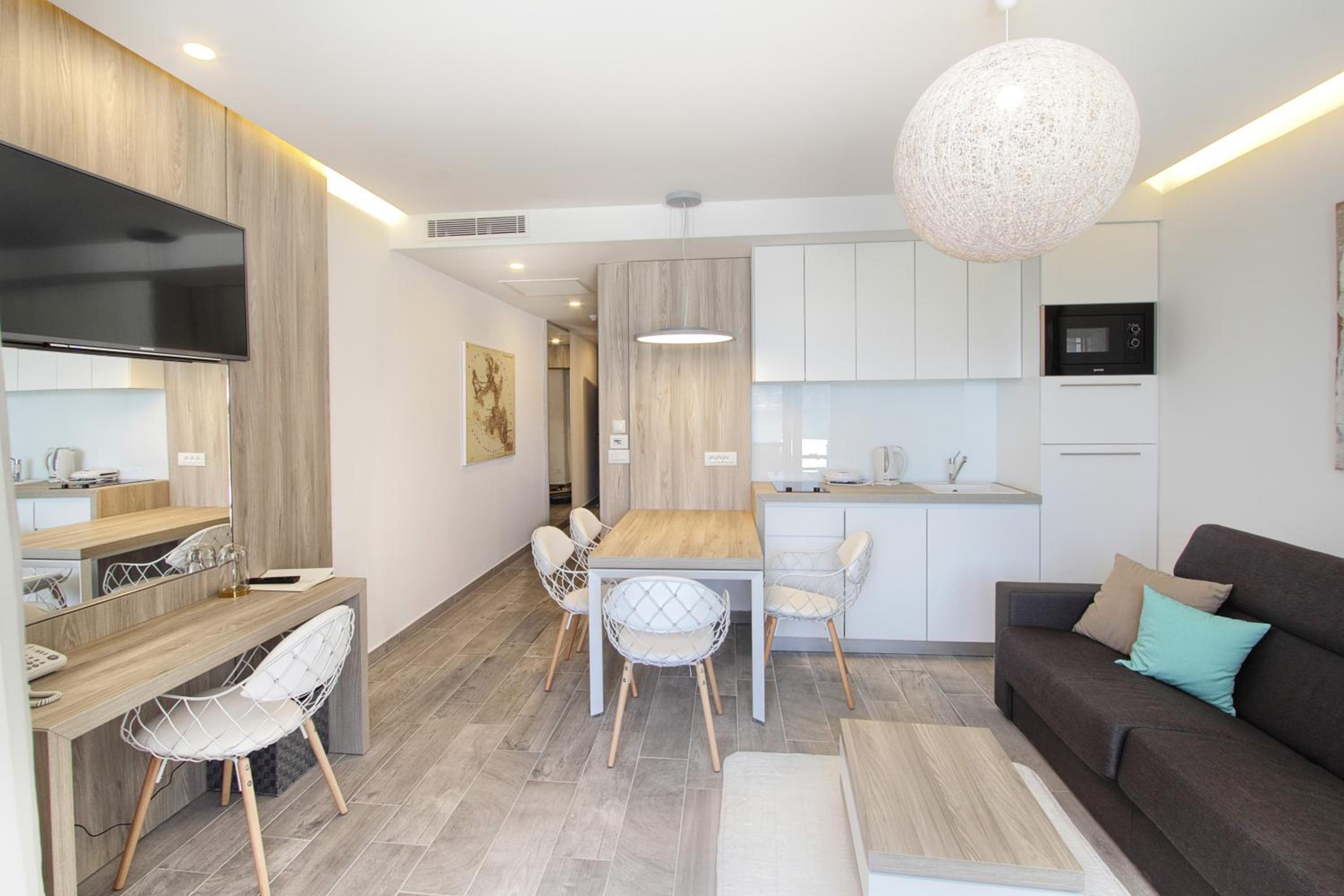 One-Bedroom Suite with Balcony and Sea View photo 1