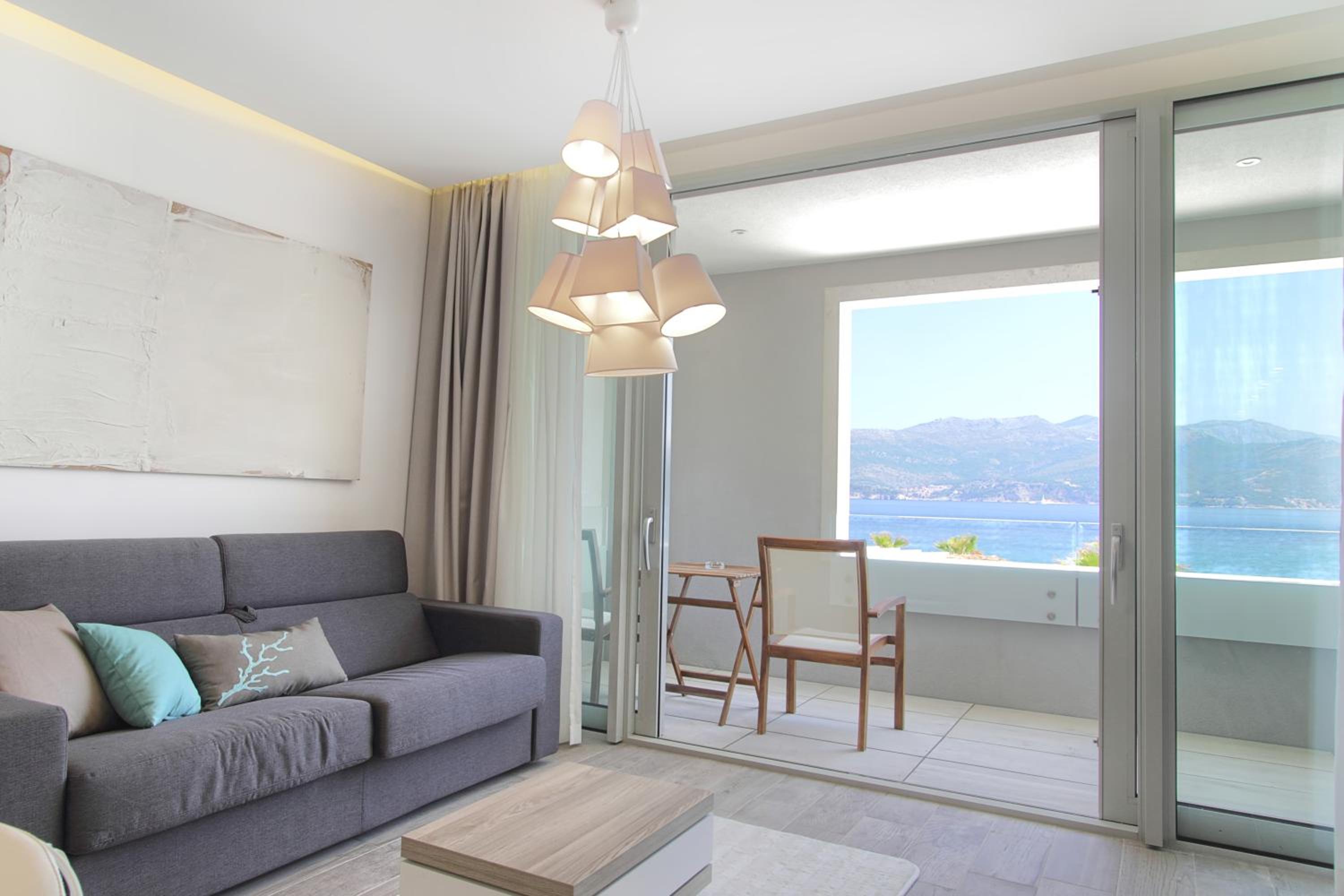 One-Bedroom Suite with Balcony and Sea View photo 2